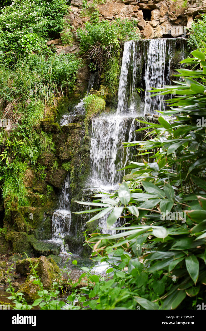 La cascata artificiale cascata e grotta di Bowood House Wiltshire, Inghilterra Foto Stock