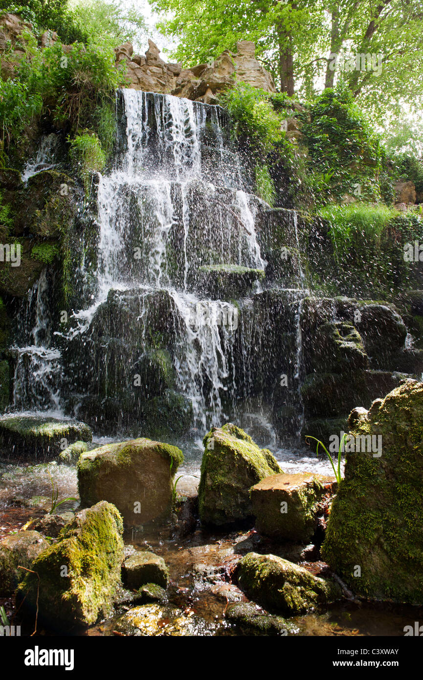 La cascata artificiale cascata e grotta di Bowood House Wiltshire, Inghilterra Foto Stock