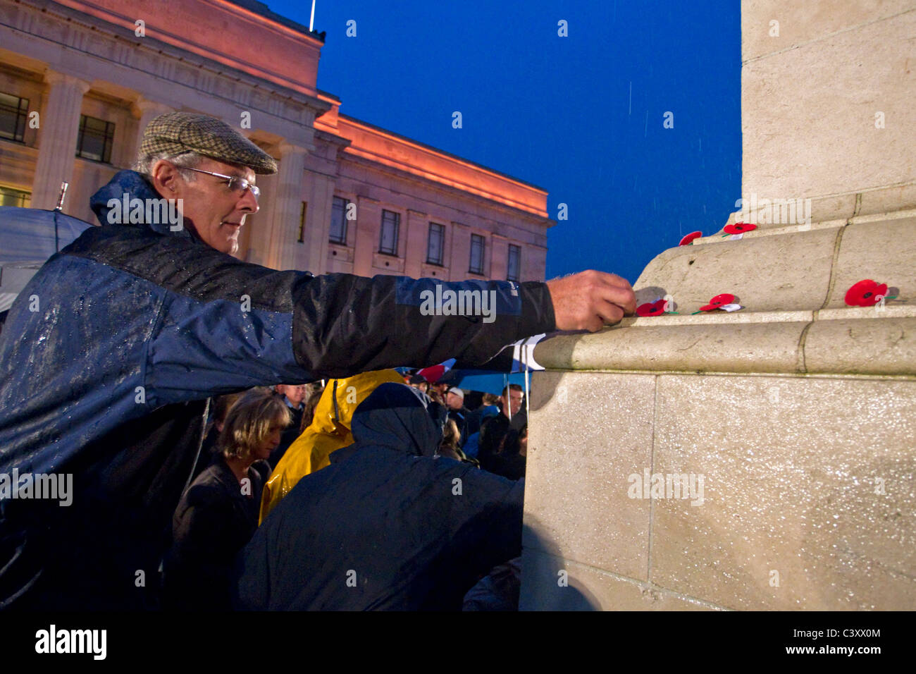Un membro dei luoghi pubblici un papavero sul cenotafio dopo l'alba, servizio War Memorial Museum, Auckland Foto Stock