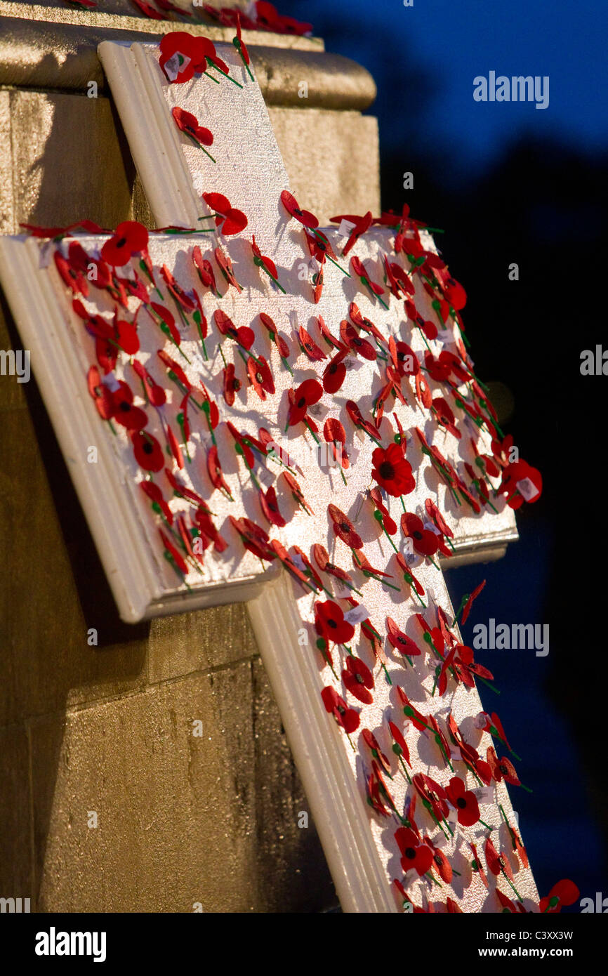 Una croce di papaveri stabilisce il cenotafio all'alba, servizio War Memorial Museum, Auckland, Nuova Zelanda Foto Stock