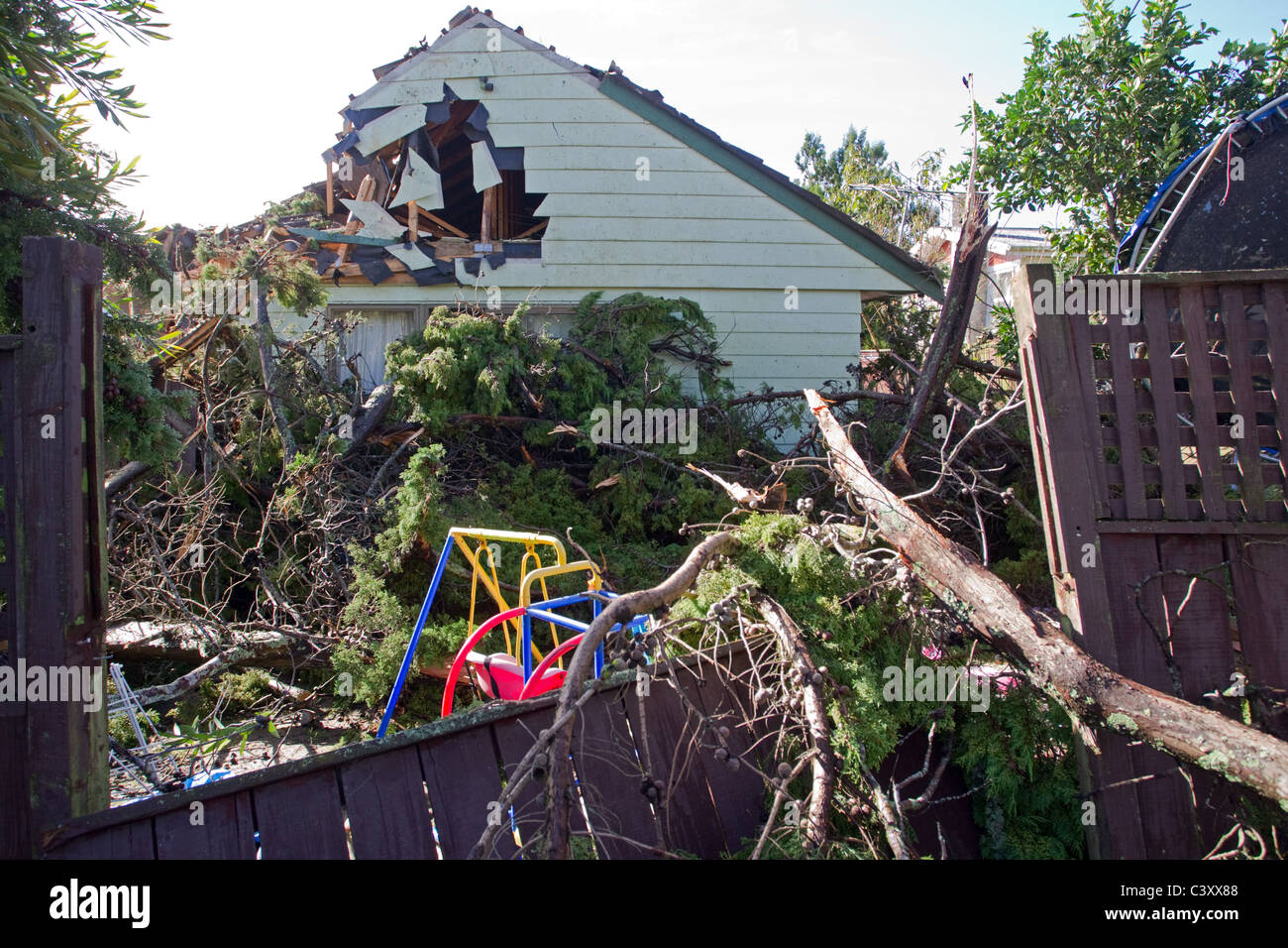 Una casa in Roseberry Road con i danni causati dal tornado sulla North Shore di Auckland, in Nuova Zelanda, mercoledì 04 maggio, 2011. Foto Stock