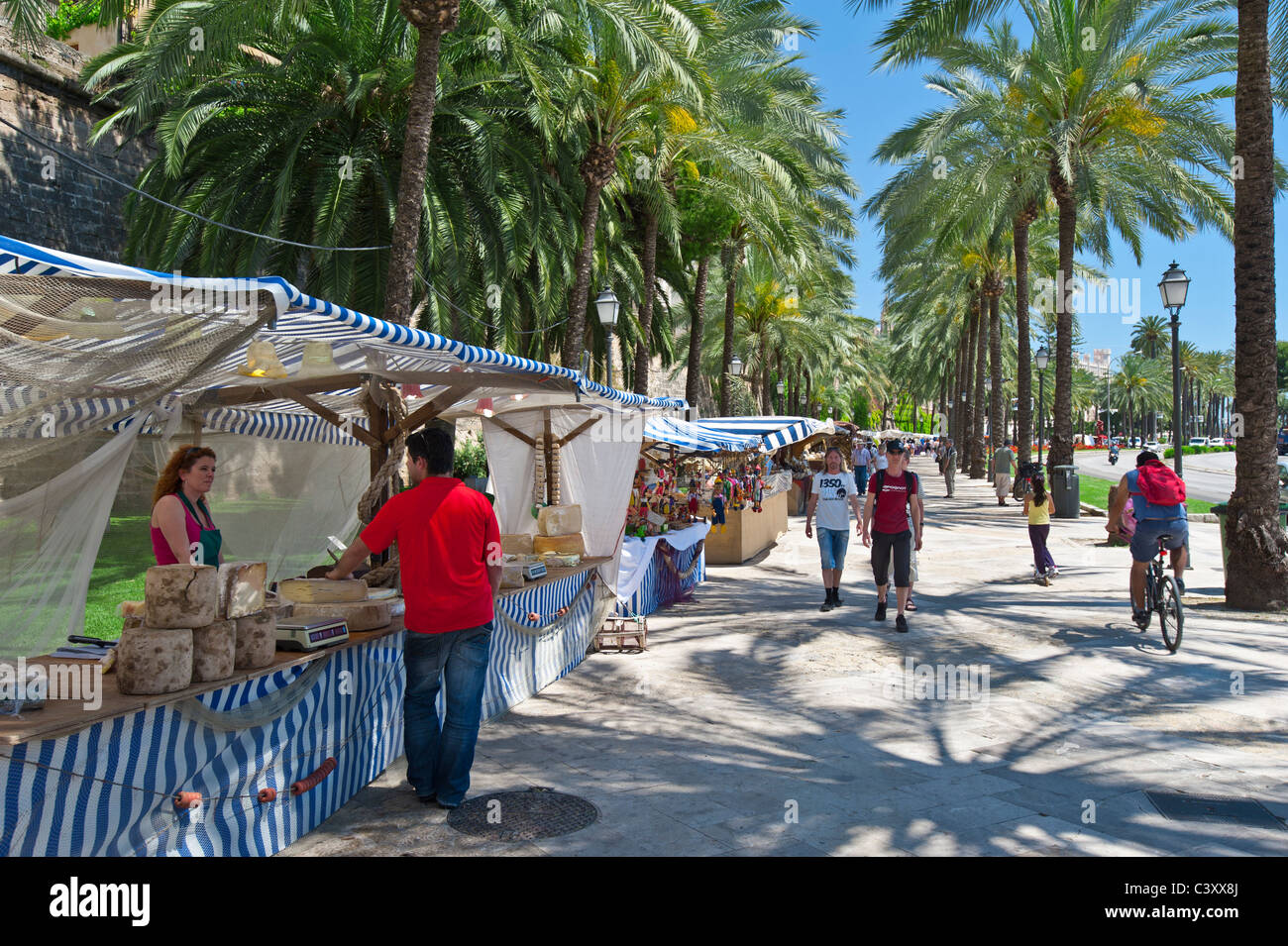 Mercato all'aperto di Palma Mallorca, palme i visitatori della città di Maiorca curiosano tra bancarelle all'aperto che mostrano una varietà di prodotti locali Mallorca Spagna Foto Stock