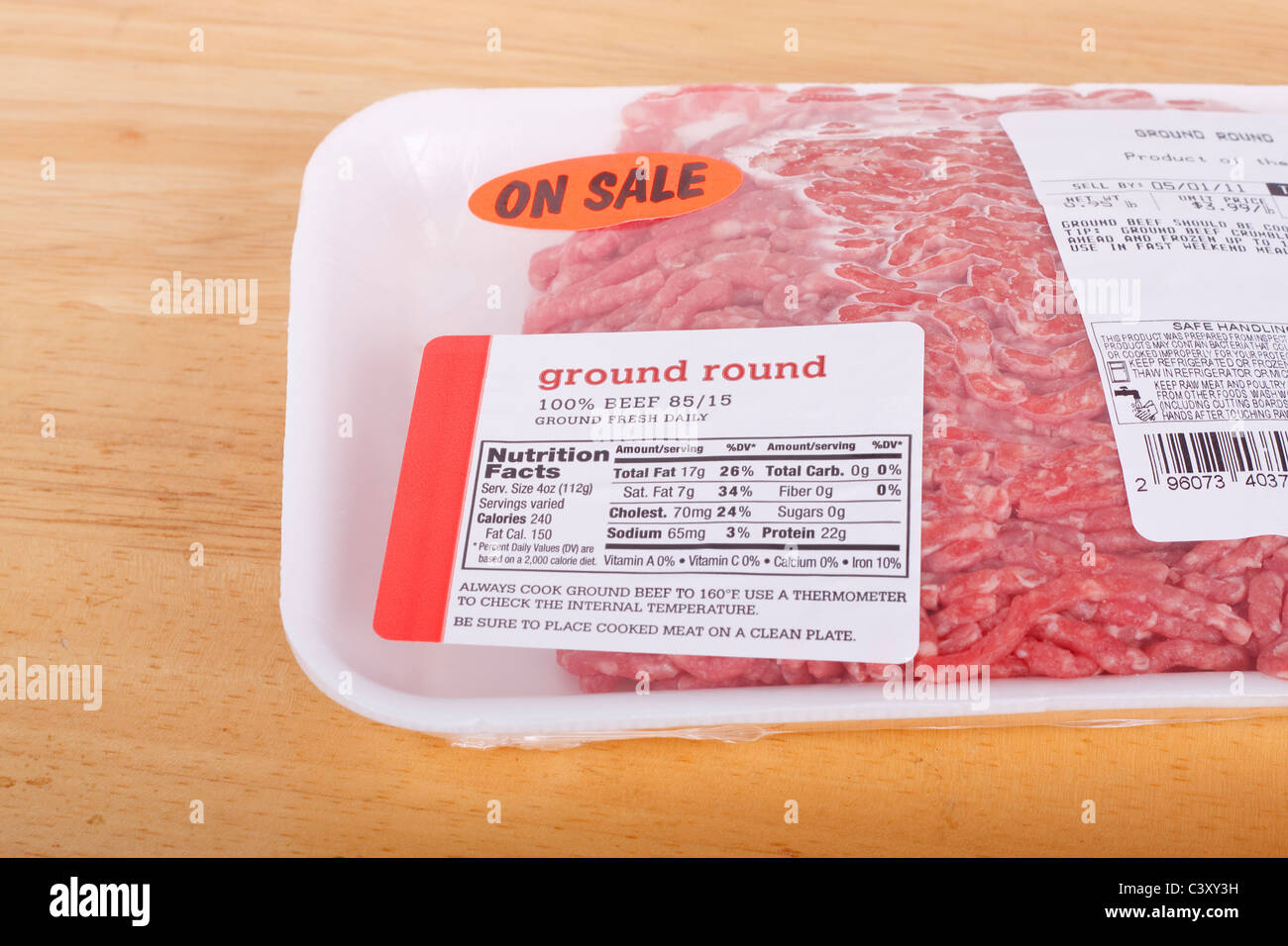 Un pacchetto di terreno fresco rotondo con etichetta nutrizionale Foto Stock