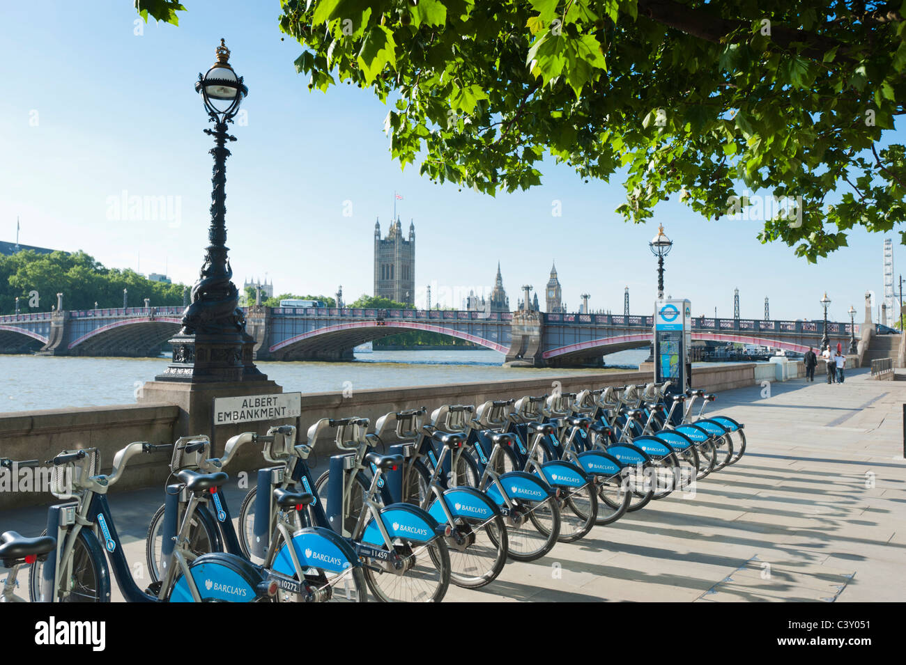 Le biciclette a noleggio come parte del trasporto per London cycle hire scheme sulla riva sud del Tamigi, Londra, Inghilterra. Foto Stock