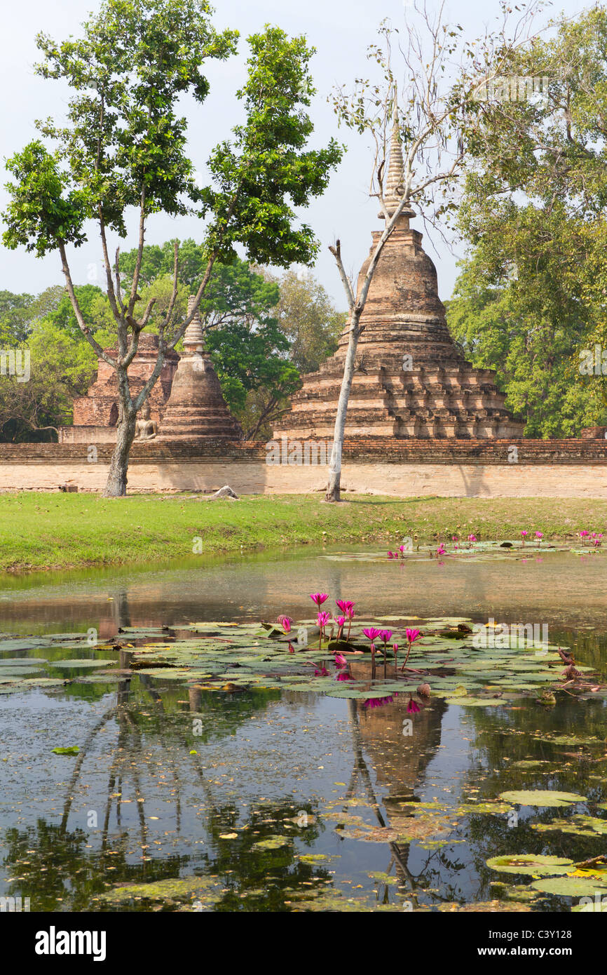 La riflessione di rovine di templi in Lily Pond a Sukothai Parco Storico in Thailandia Foto Stock