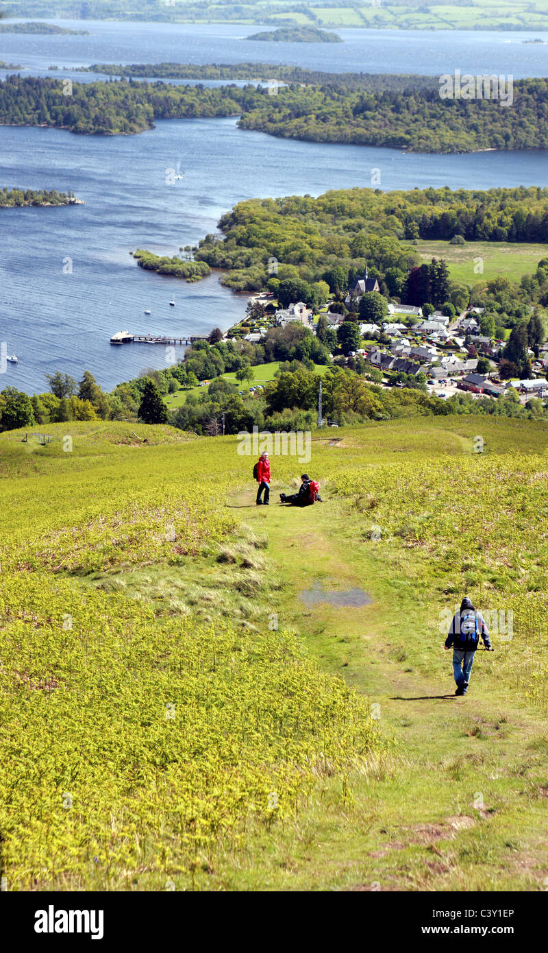 Loch Lomond e il villaggio di Luss sulle pendici del Beinn Dubh Foto Stock