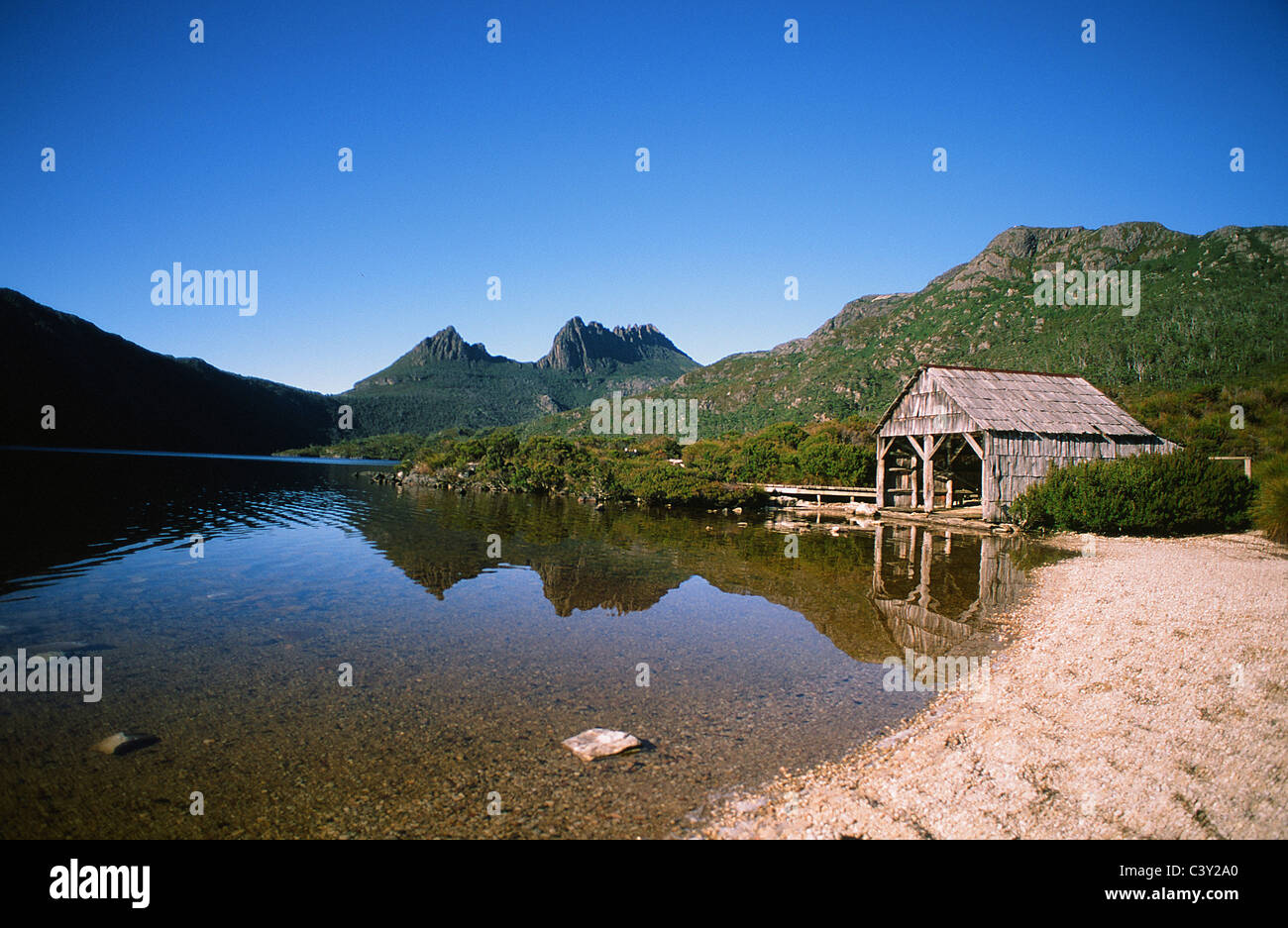 Cradle Mountain e capannone in barca sul Lago di colomba nel Cradle Mountain National Park della Tasmania, Australia Foto Stock