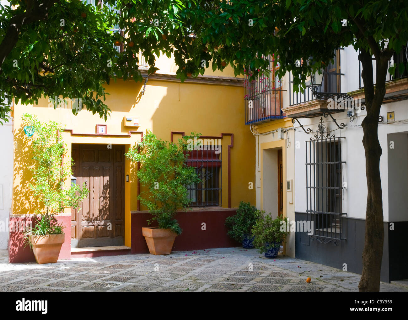 Una tipica scena di Siviglia, Spagna. Un quadrato ombreggiato da alberi di arancio. Foto Stock