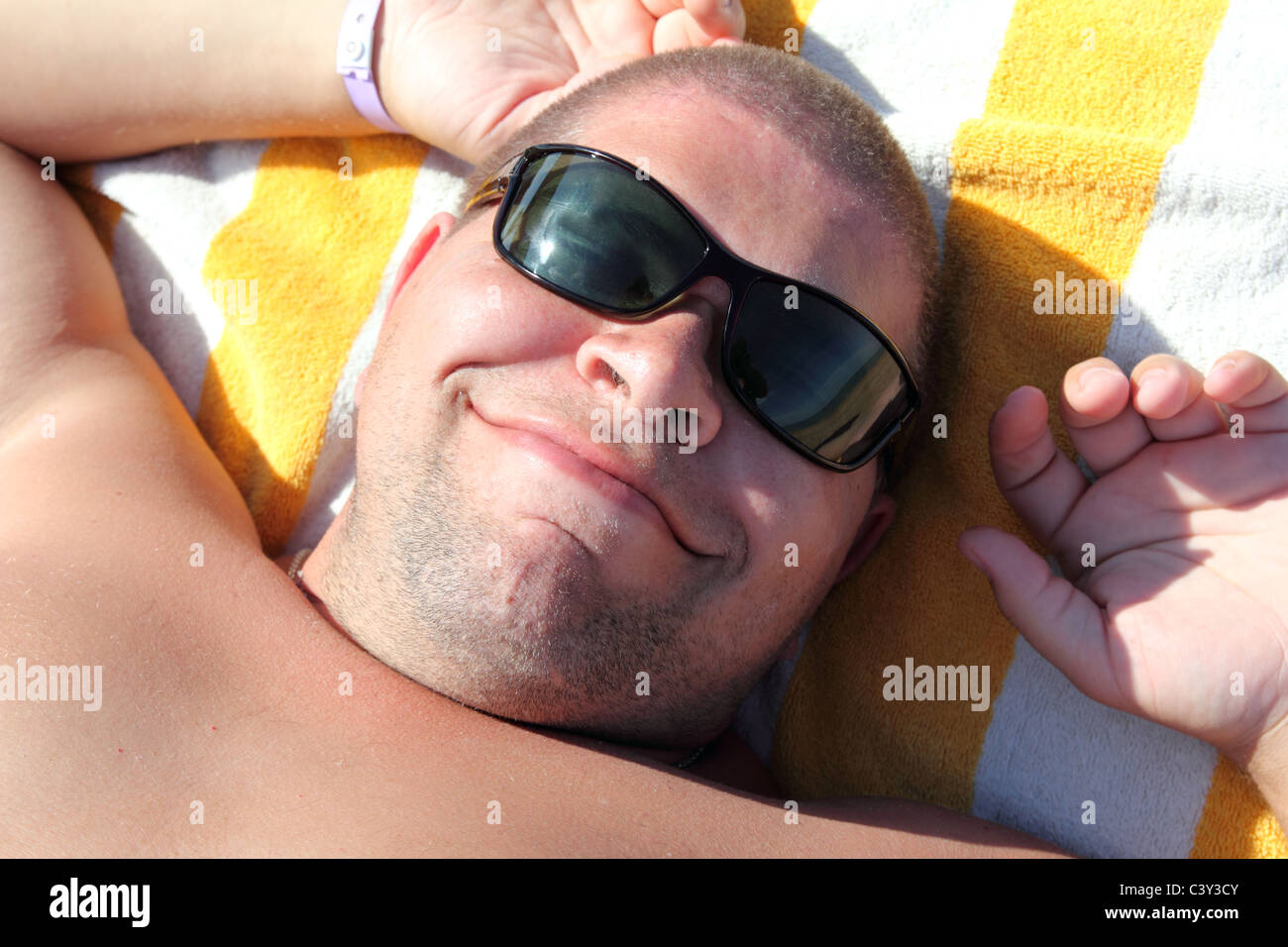 Divertente faccia turistica in occhiali da sole - Rilassatevi sulla spiaggia Foto Stock