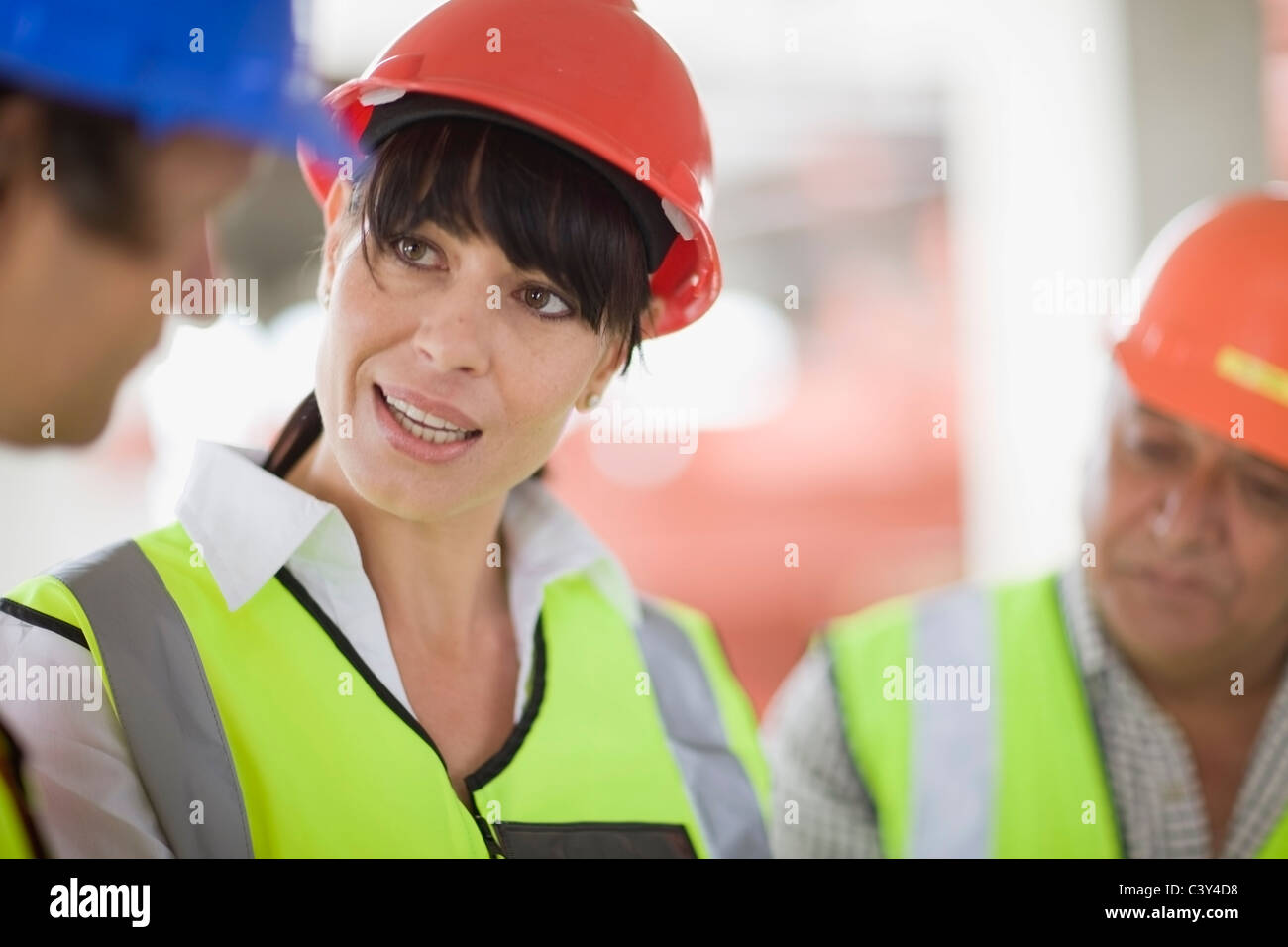 Architetto a parlare con i costruttori Foto Stock