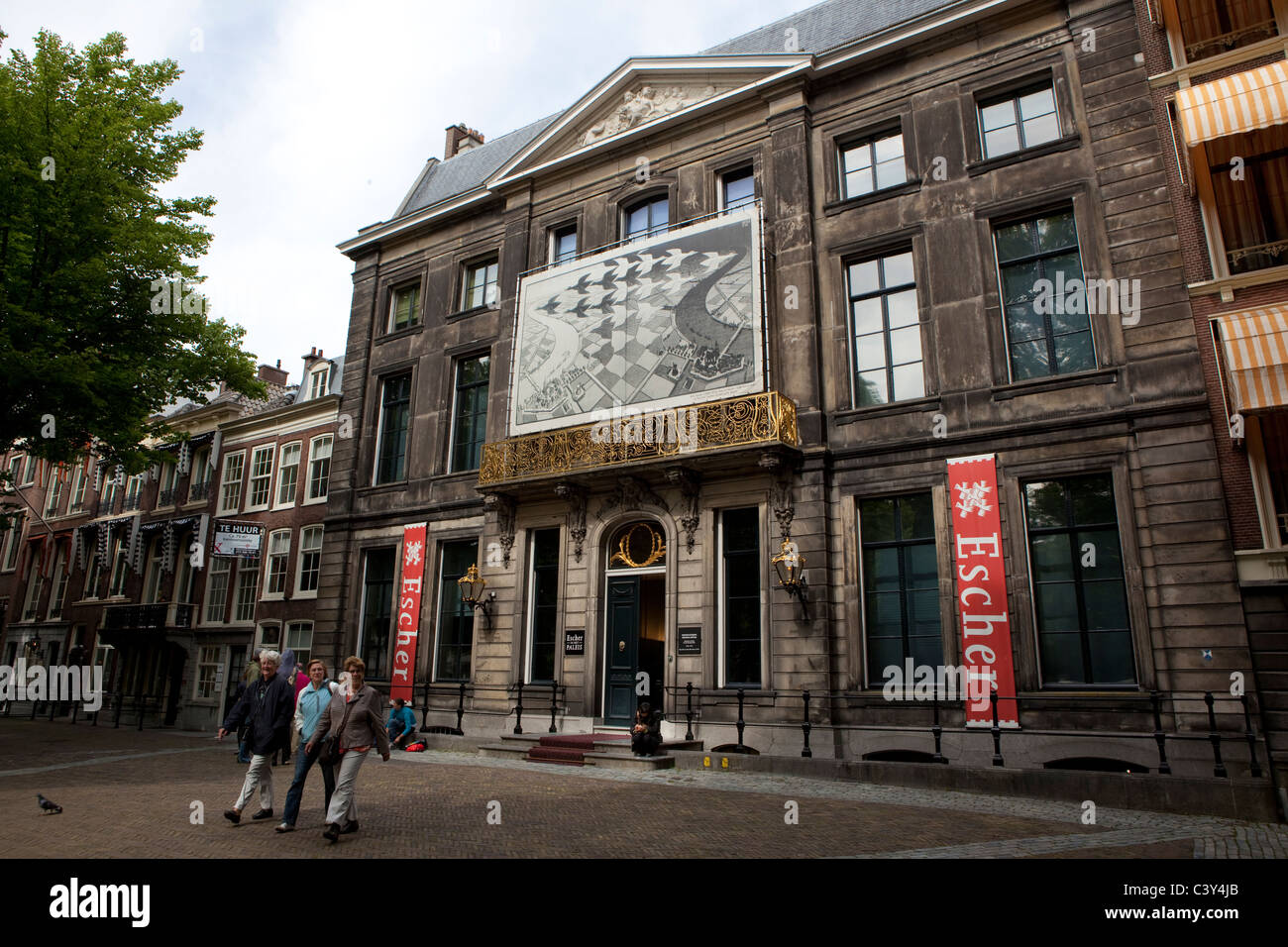 Turisti che lasciano il MC Escher Museum, Lange Voorhout Palace in Den Haag Foto Stock