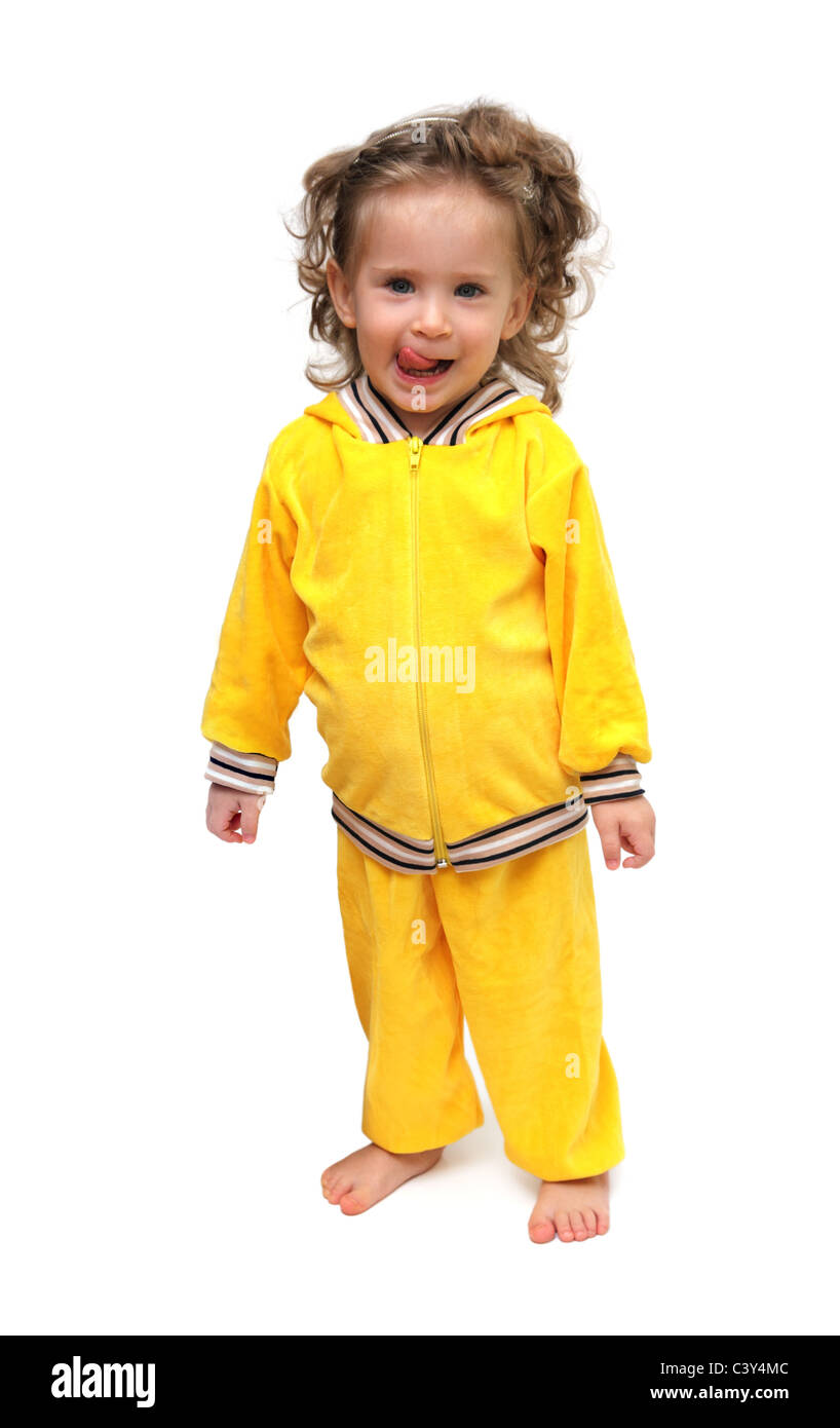 Carino bambina in giallo su sfondo bianco Foto Stock