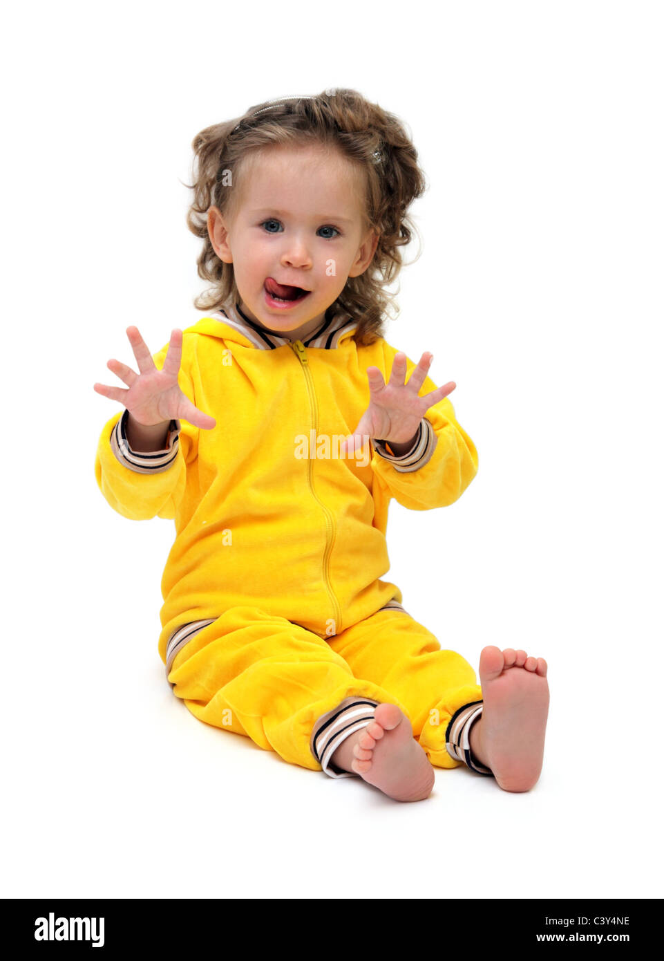 Fun bambina nella seduta di colore giallo su bianco Foto Stock