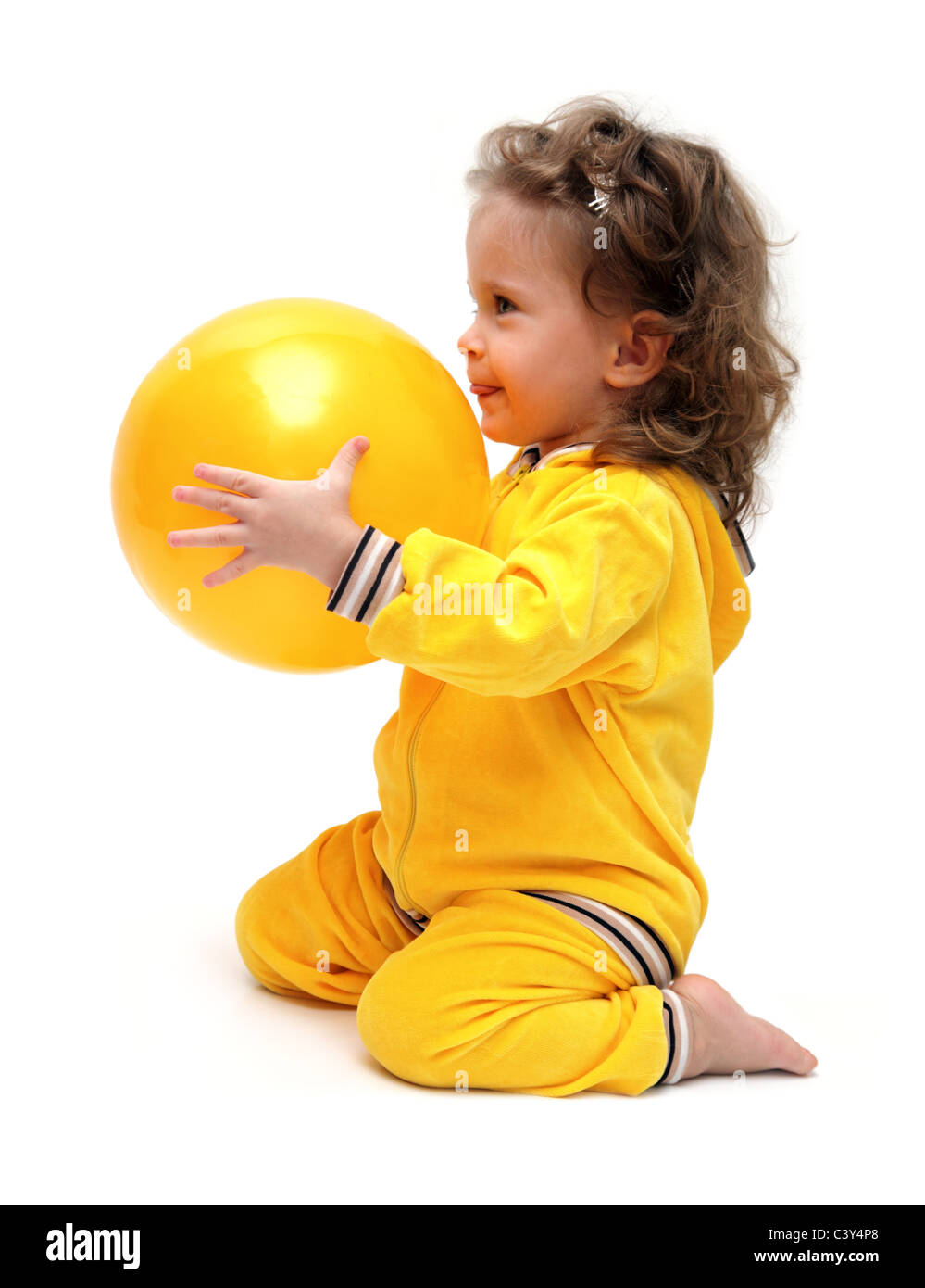 Carino bambina in giallo giocando con sfera Foto Stock