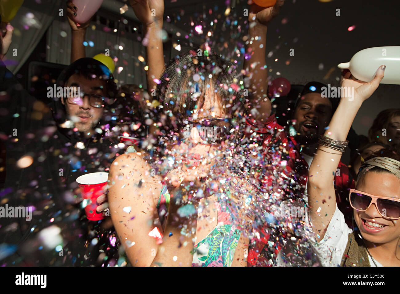 La gente ballare partito, donna glitter di soffiatura Foto Stock