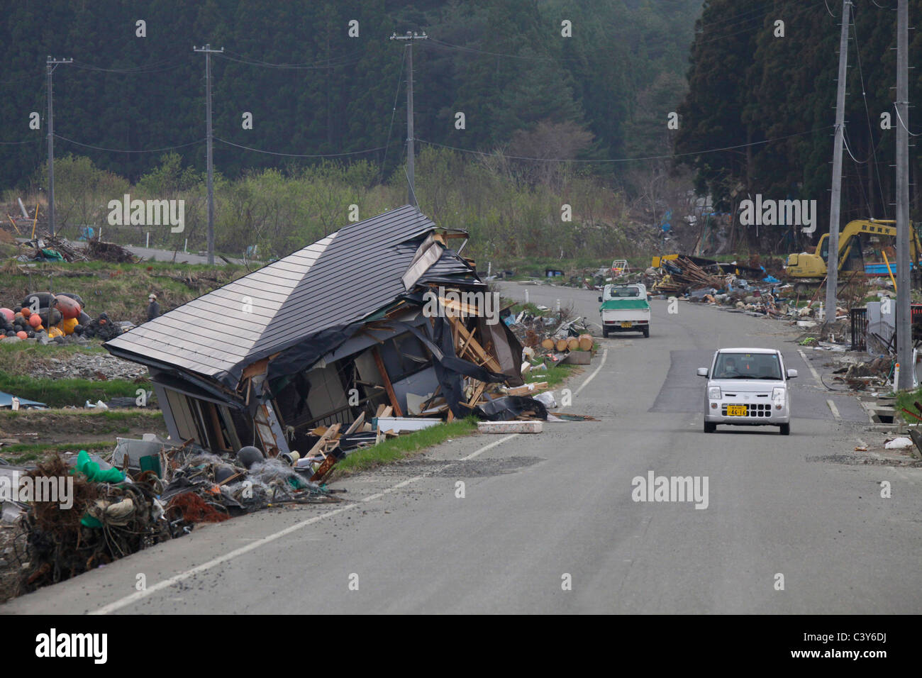 Un tsunami-deviati house si trova di fianco alla strada Kirikiri Otsuch-cho Iwate Giappone Foto Stock