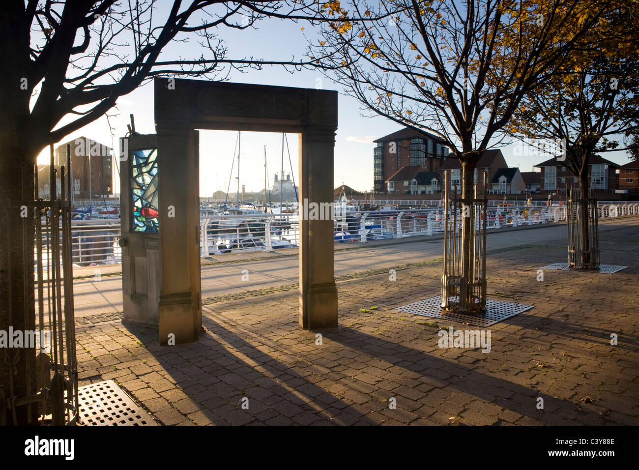 "Passando attraverso un' arte pubblica in lavoro a Sunderland Marina Inghilterra Foto Stock