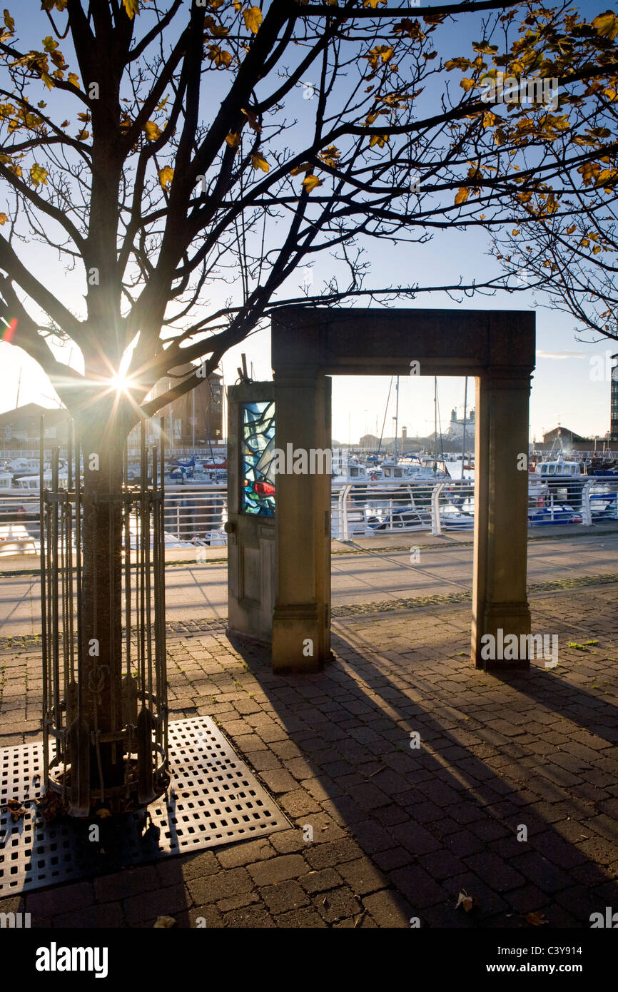 "Passando attraverso un' arte pubblica in lavoro a Sunderland Marina Inghilterra Foto Stock