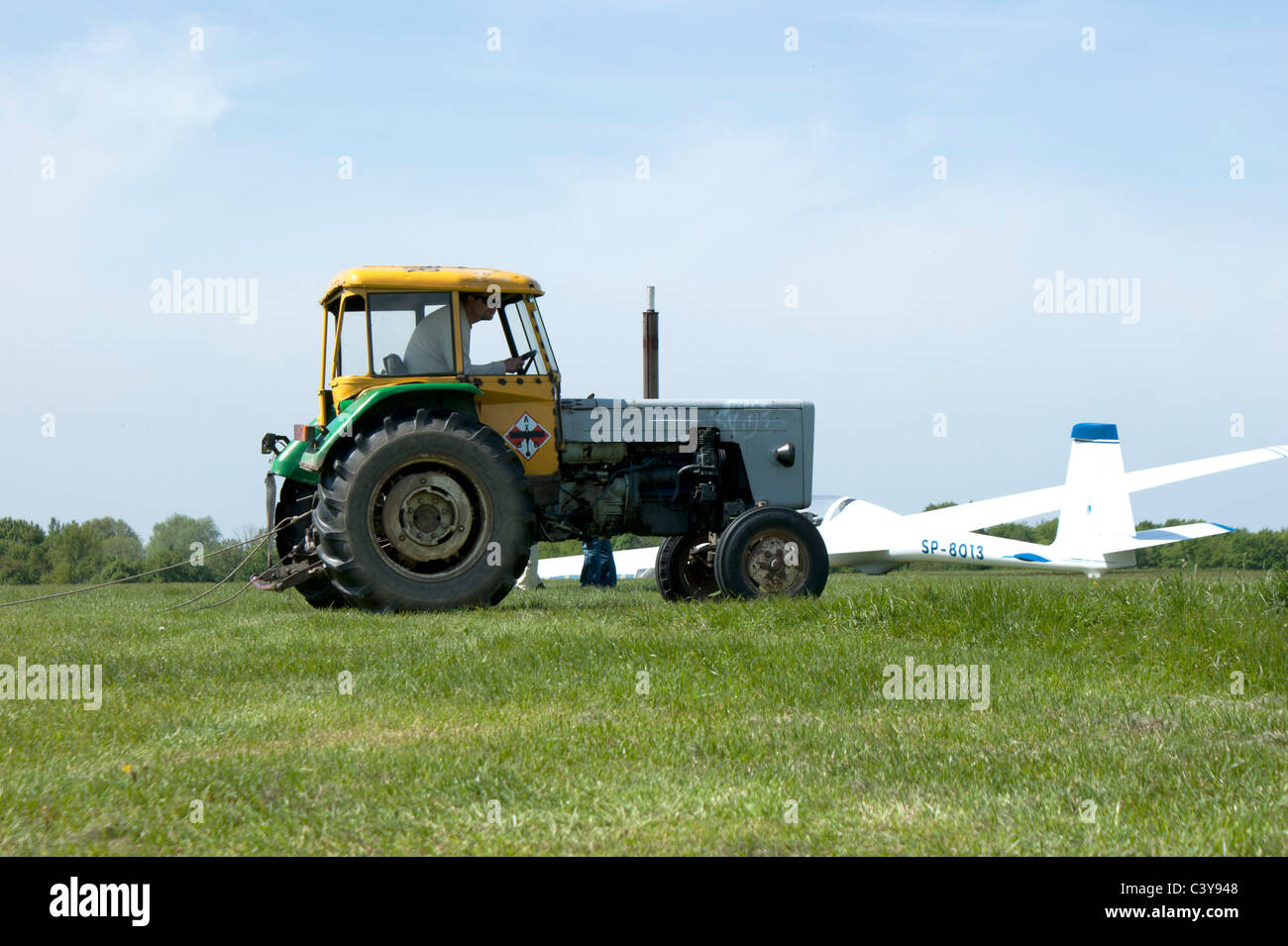 Preparare glider per avviare, erba airfield in Bielsko-Biala, Polonia Foto Stock