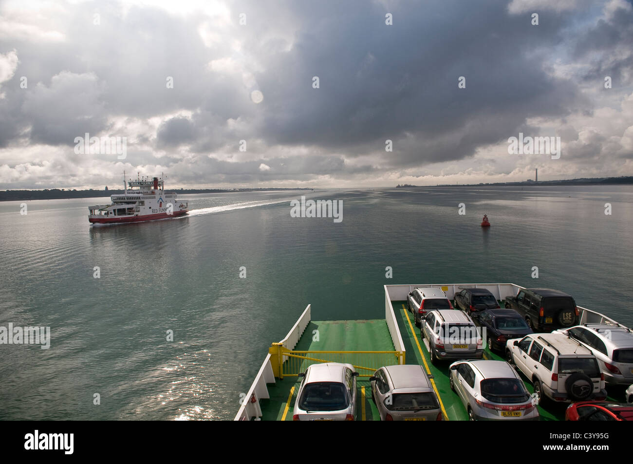 I traghetti che passa ogni altro sul Solent tra Southampton e l'Isola di Wight Foto Stock