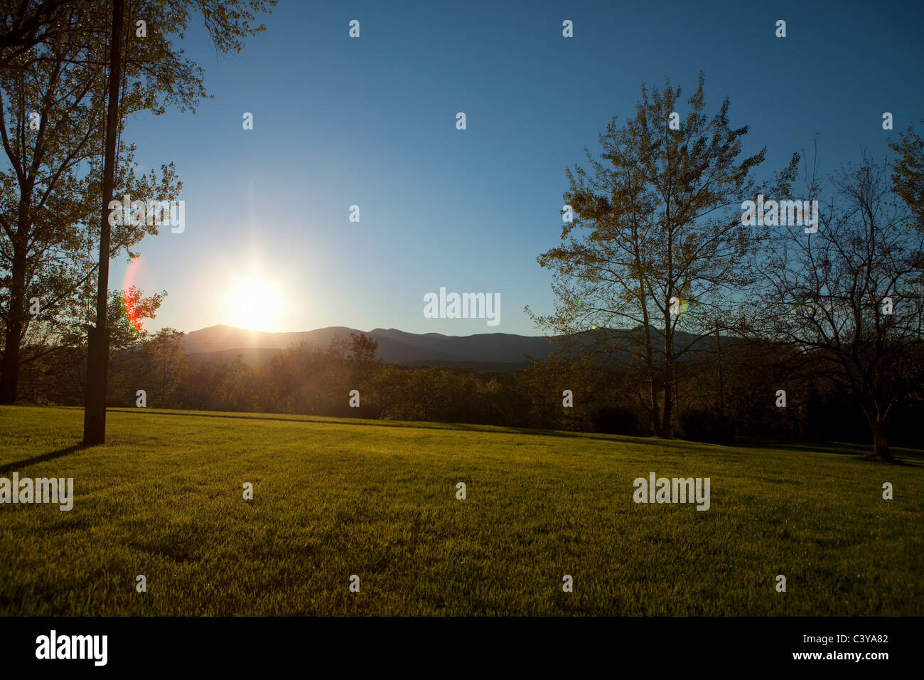 La luce del sole oltre il paesaggio rurale Foto Stock