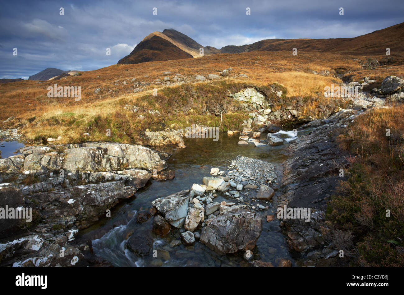 Una vista della montagna Bla Bheinn da Camasunary sull'Isola di Skye Foto Stock