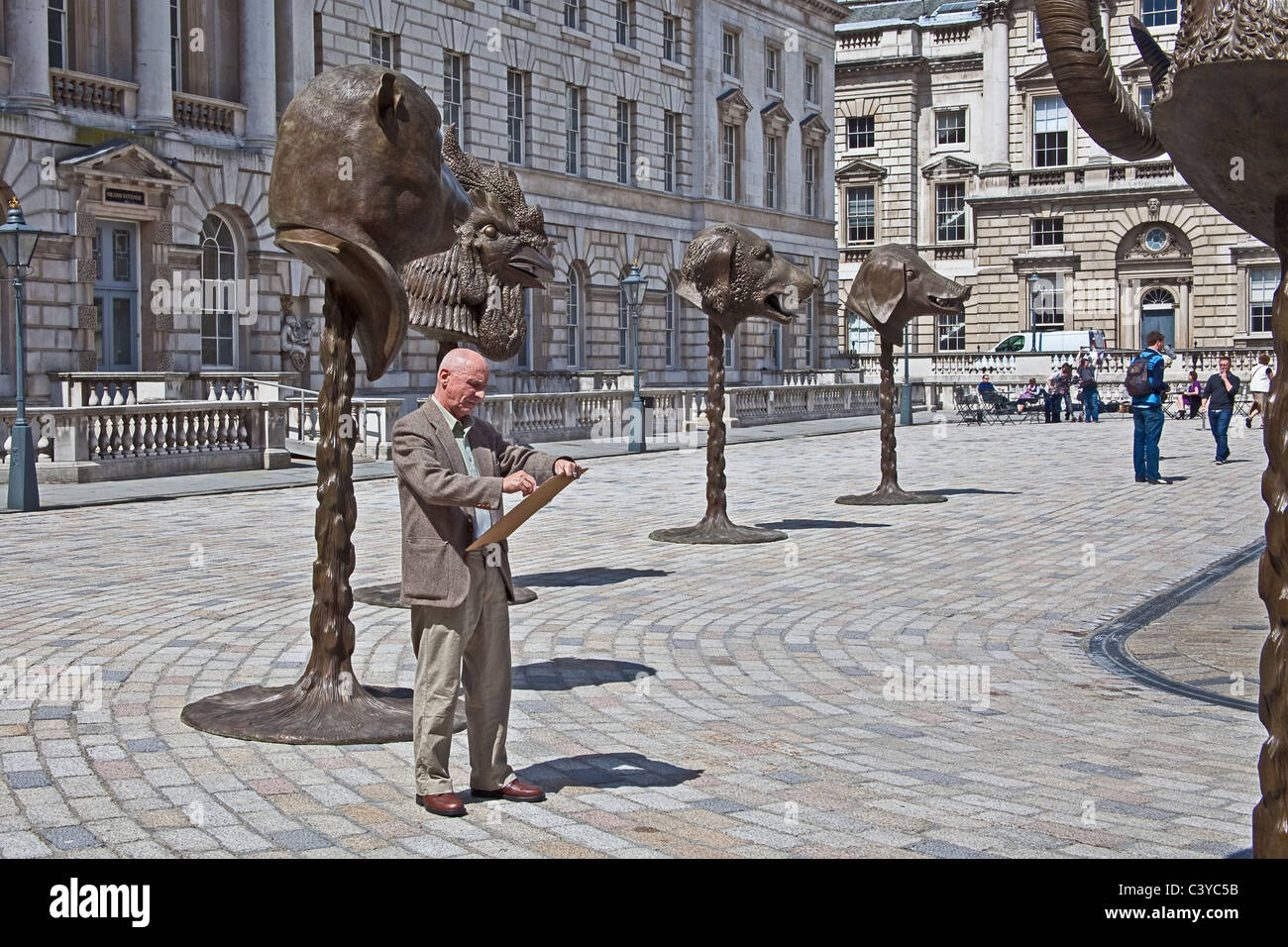 Londra, Somerset House Ai Weiwei's Circle di animali installazione può 2011 Foto Stock