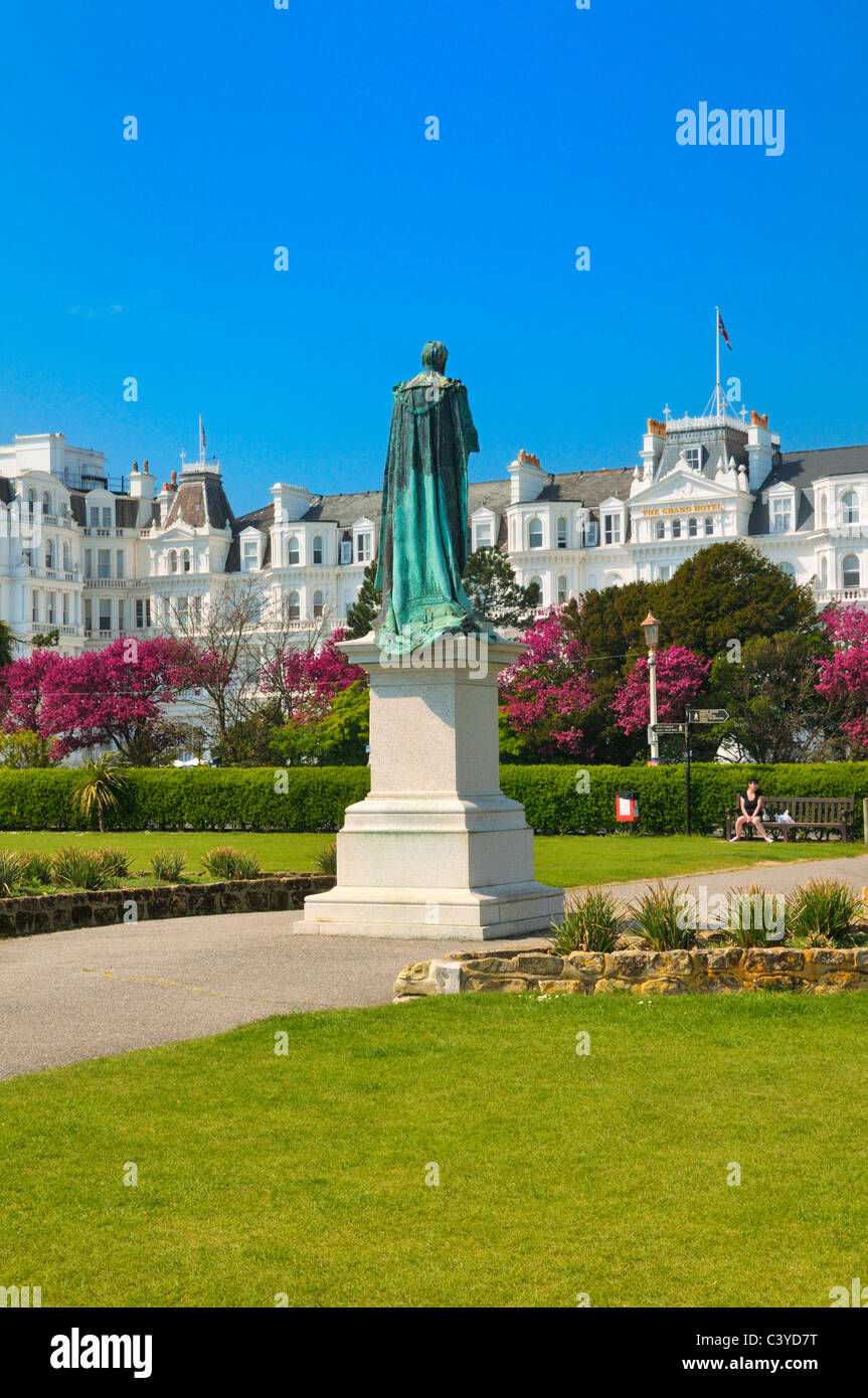 Statua del duca di Devonshire sui prati occidentale di fronte al Grand Hotel, Eastbourne, East Sussex, Regno Unito Foto Stock