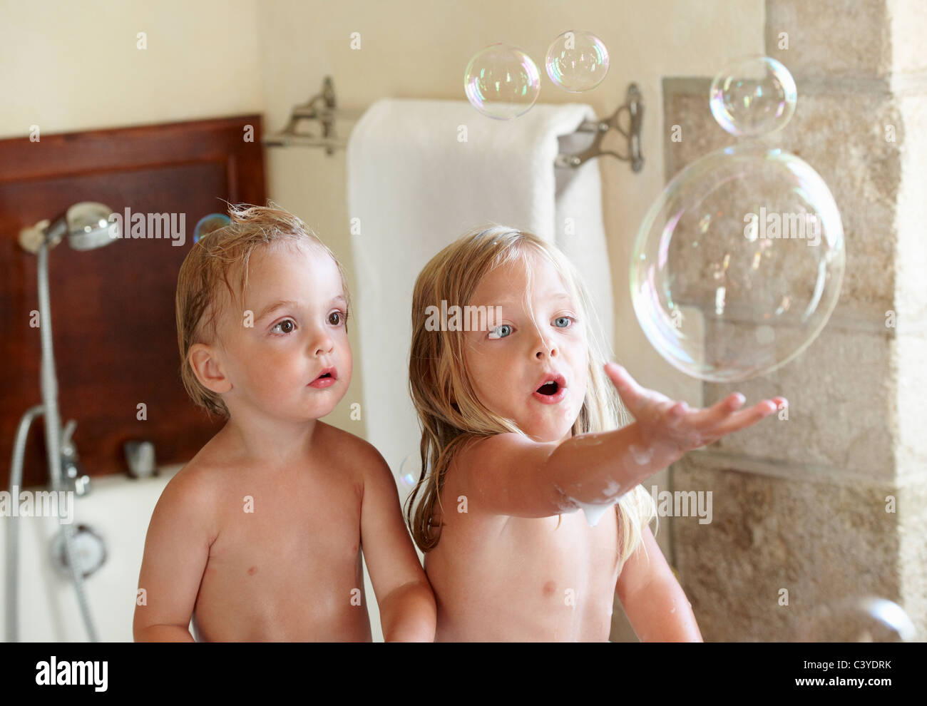 Fratello e Sorella in bagno, bolle Foto Stock