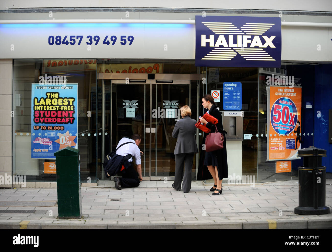Il personale bloccarsi dopo il lavoro a Cheltenham filiale della Banca Halifax Re. Fusione di HBOS da Lloyds TSB nel 2008 / 2009 Foto Stock