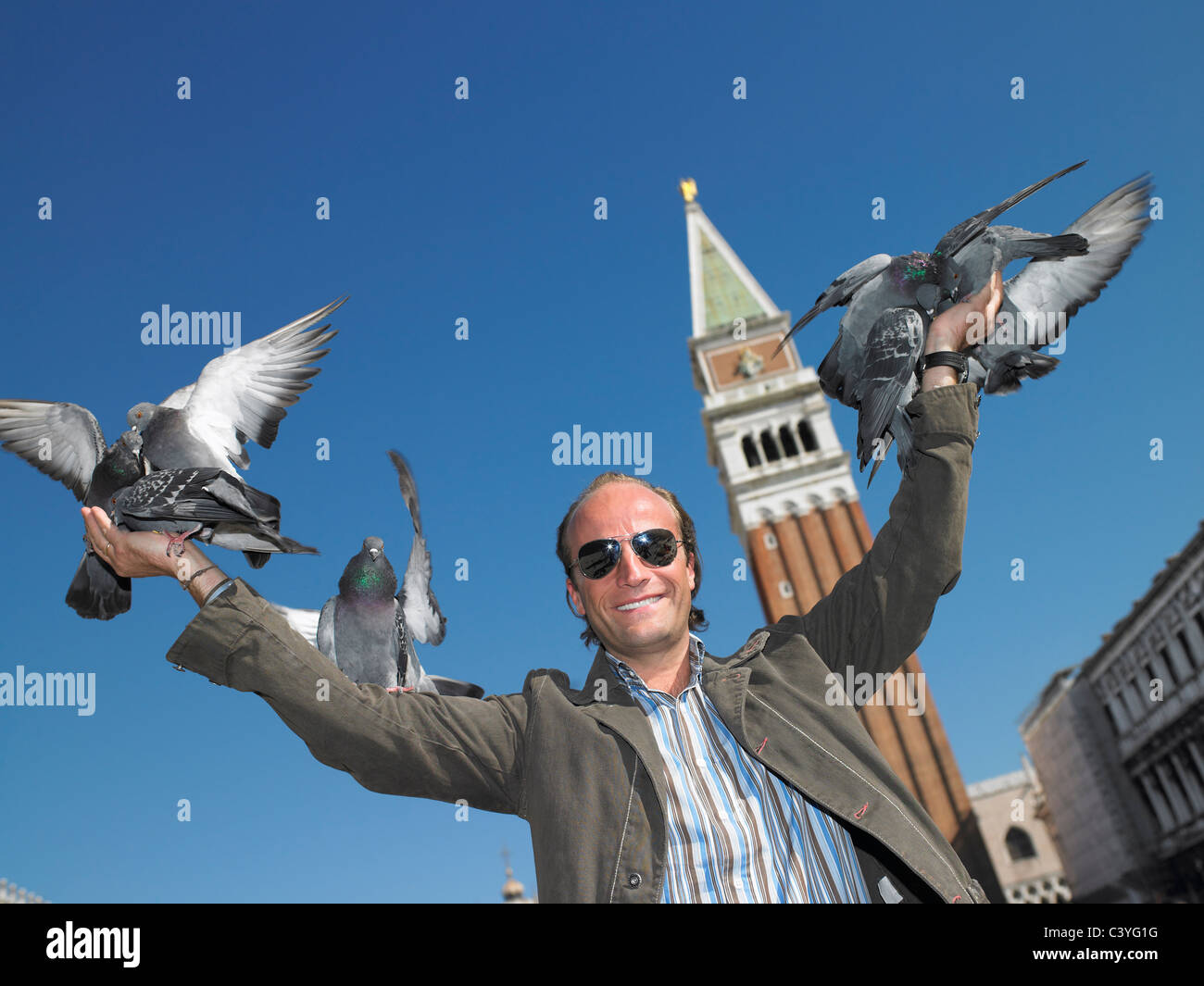 Uomo con piccioni sulle mani Foto Stock