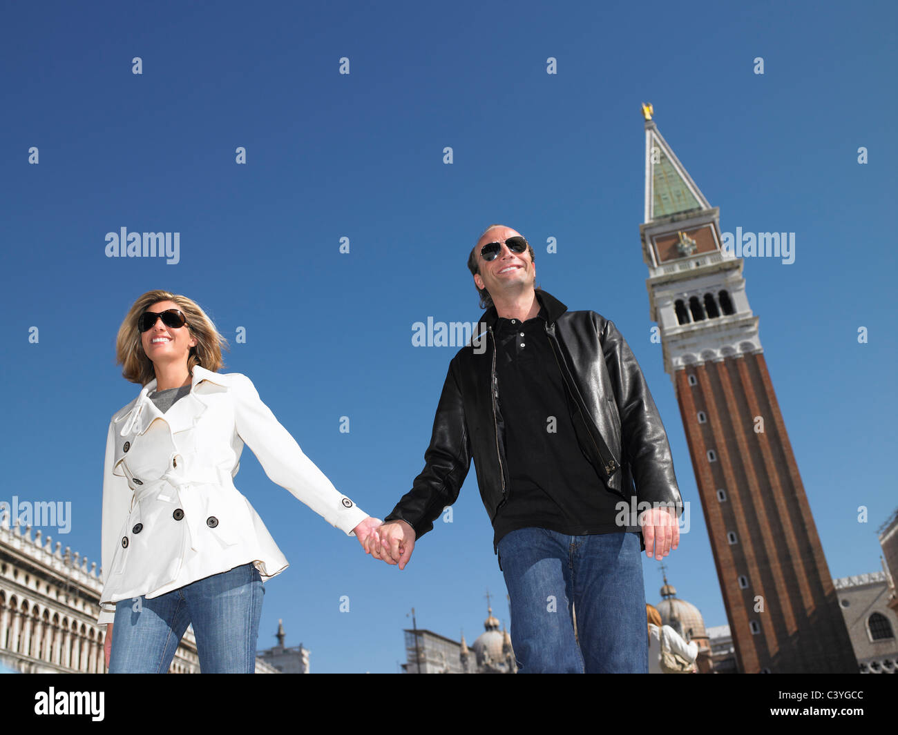 Giovane camminare a Venezia, Italia Foto Stock