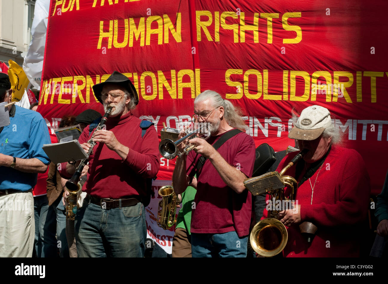 Giorno di maggio Parade, Big Red Band leader del marzo, Londra, Regno Unito, 2011 Foto Stock