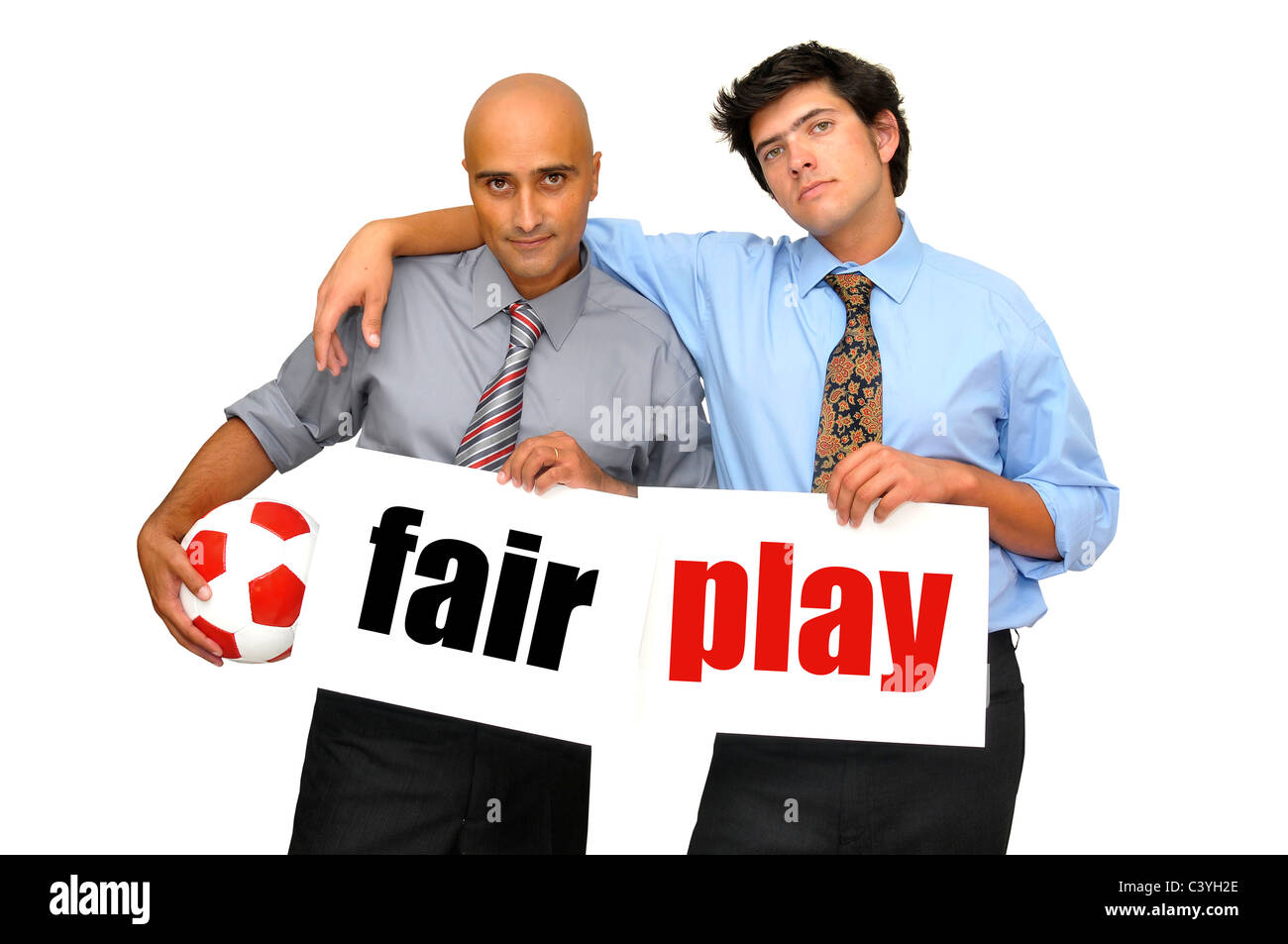 Due imprenditori con pallone da calcio e carte bianche con le parole il fair play isolato in bianco Foto Stock