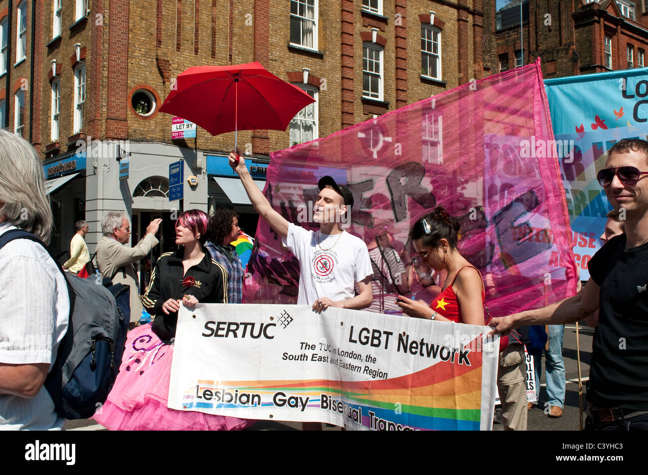 Giorno di maggio Parade, Gay manifestanti hanno marciato verso il basso Theobalds Road, Londra, Regno Unito, 2011 Foto Stock