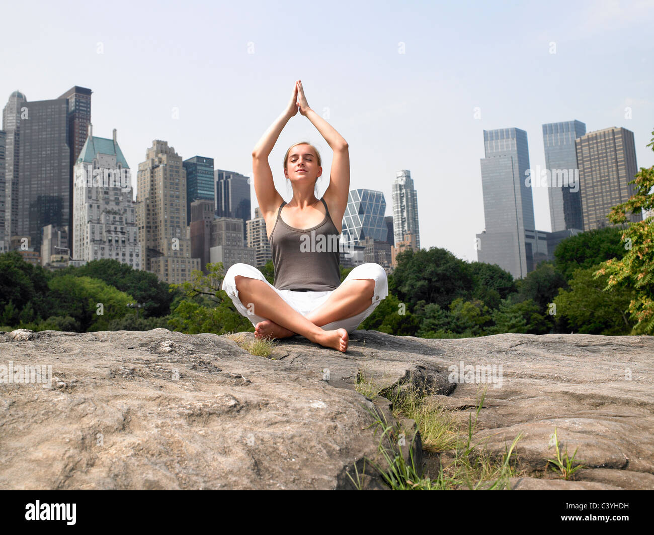 Donna fare yoga a central park Foto Stock