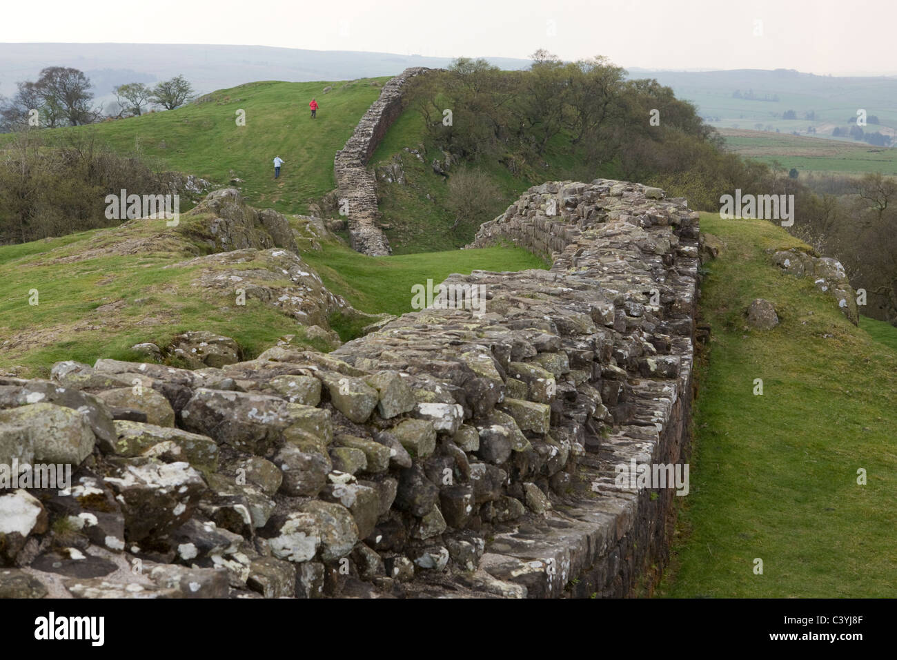Walkers a Vallo di Adriano in Northumberland National Park Foto Stock