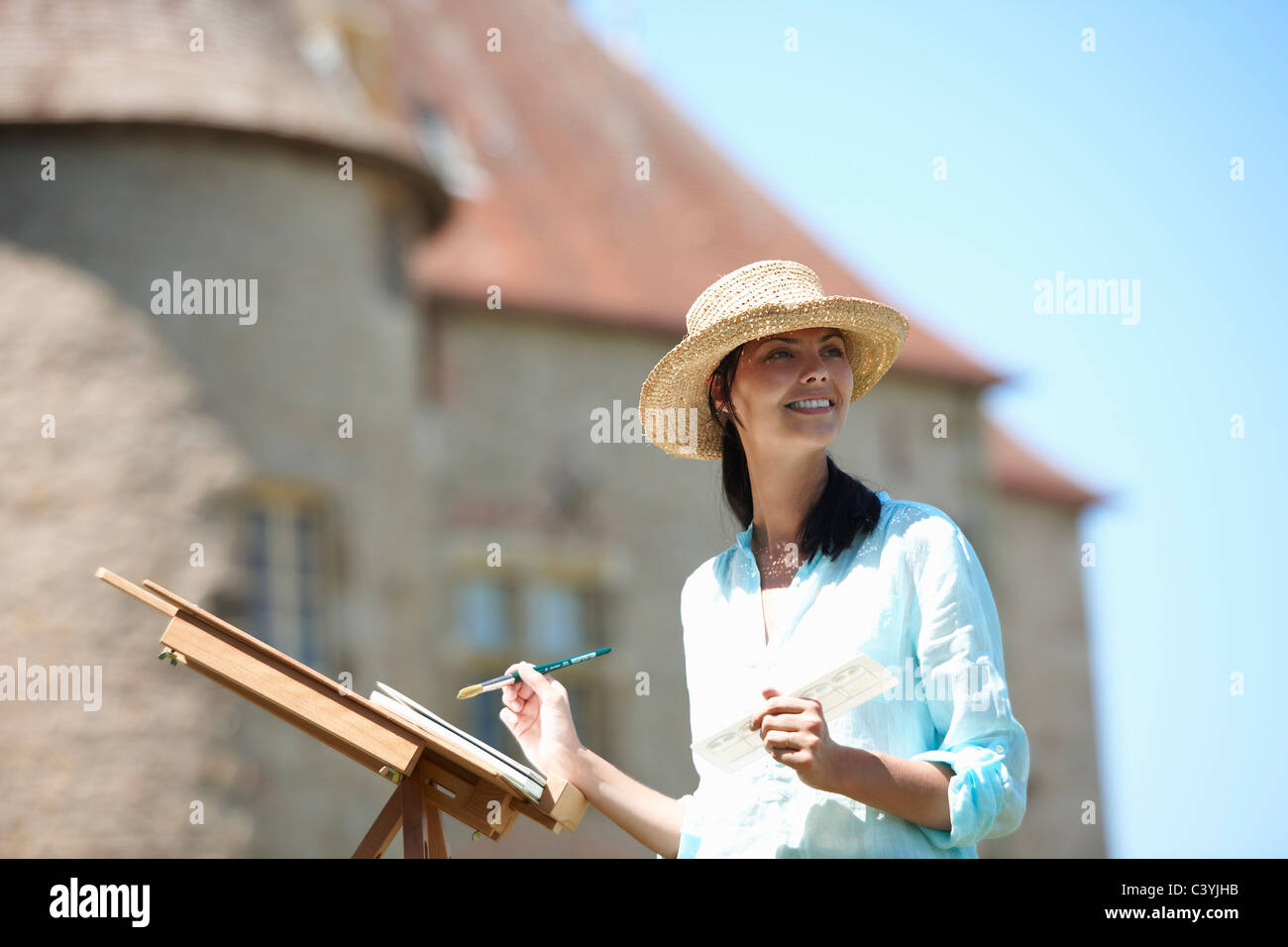 Donna dipingere un quadro, all'aperto Foto Stock