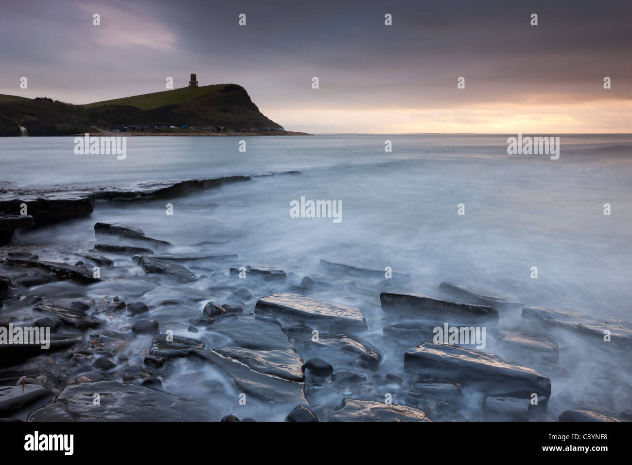 Kimmeridge Bay e Clavell Tower, Jurassic Coast, Dorset, Inghilterra. Inverno (febbraio) 2011. Foto Stock