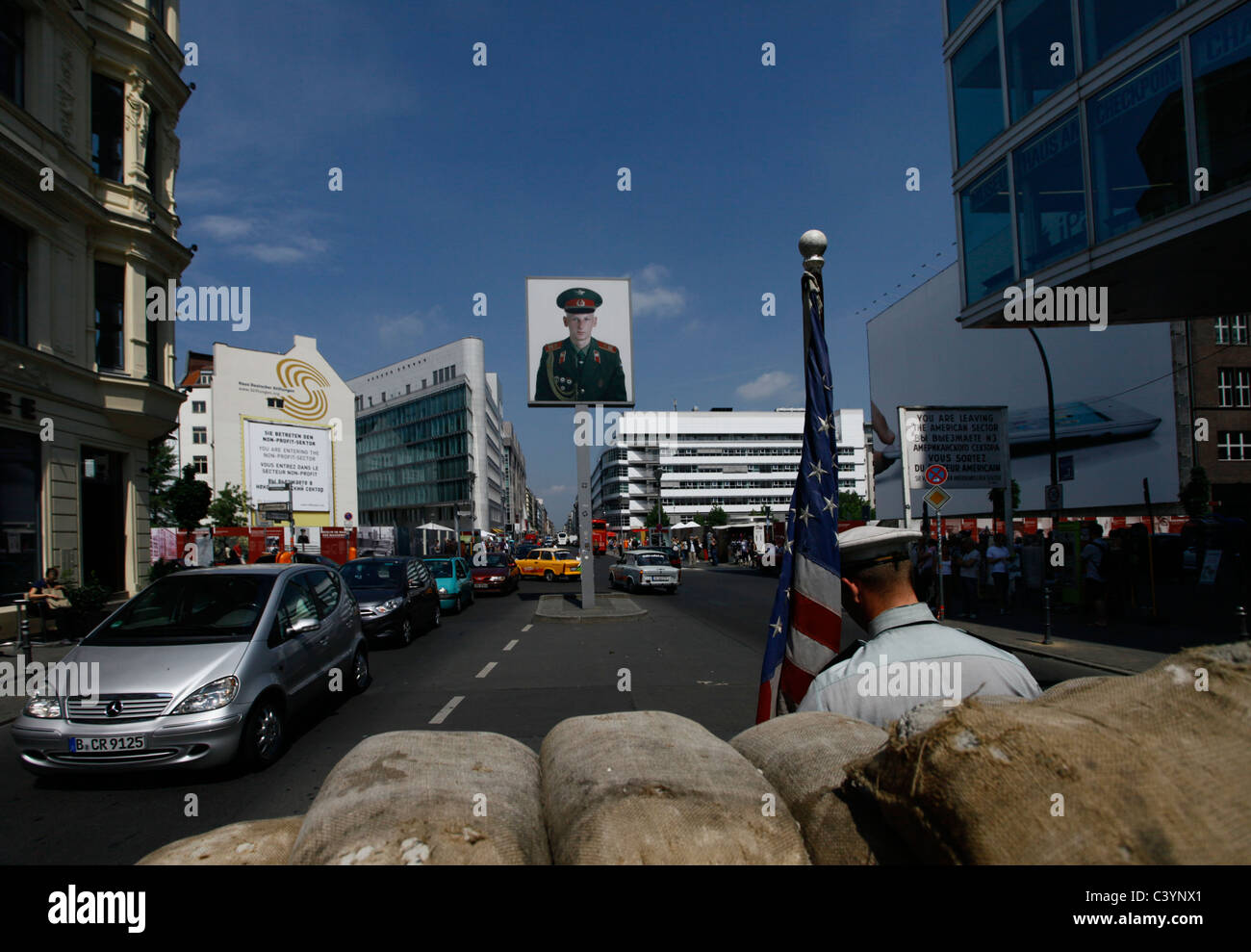 Attori che ritraggono soldati americani a Friedrichstrasse, conosciuta come Checkpoint Charlie, il più noto punto di attraversamento del Muro di Berlino tra Berlino Est e Berlino Ovest durante la Guerra fredda (1947-1991), così come il nome degli Alleati occidentali situati nel distretto di Kreuzberg Berlino Germania Foto Stock