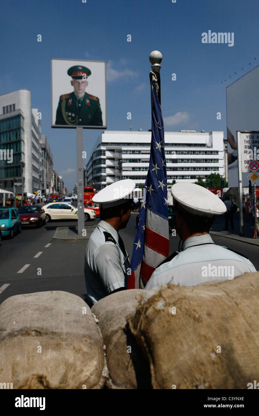 Attori che ritraggono soldati americani a Friedrichstrasse, conosciuta come Checkpoint Charlie, il più noto punto di attraversamento del Muro di Berlino tra Berlino Est e Berlino Ovest durante la Guerra fredda (1947-1991), così come il nome degli Alleati occidentali situati nel distretto di Kreuzberg Berlino Germania Foto Stock