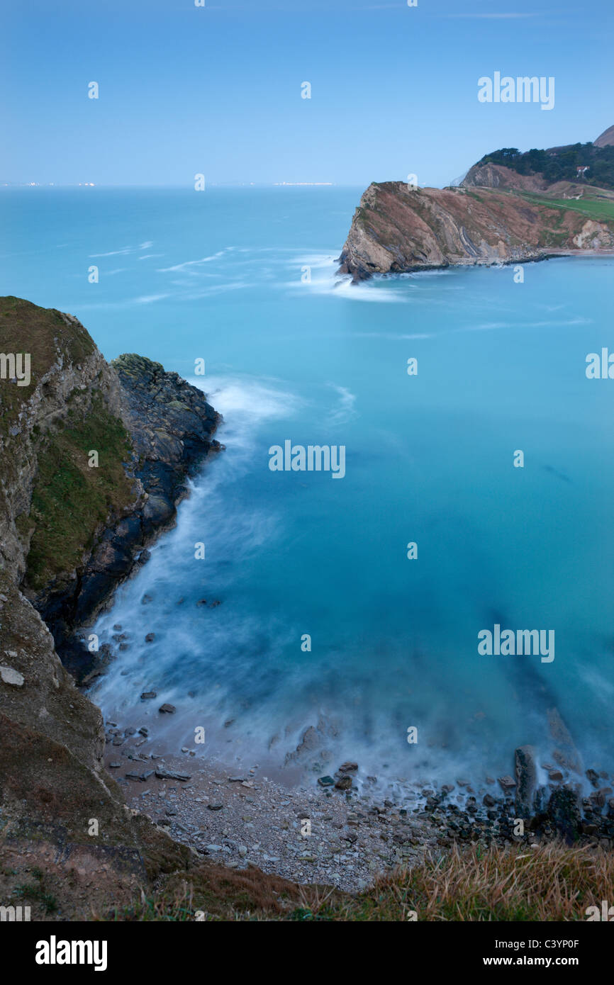 Lulworth Cove su Jurassic Coast all'alba, Dorset, Inghilterra. Inverno (febbraio) 2011. Foto Stock