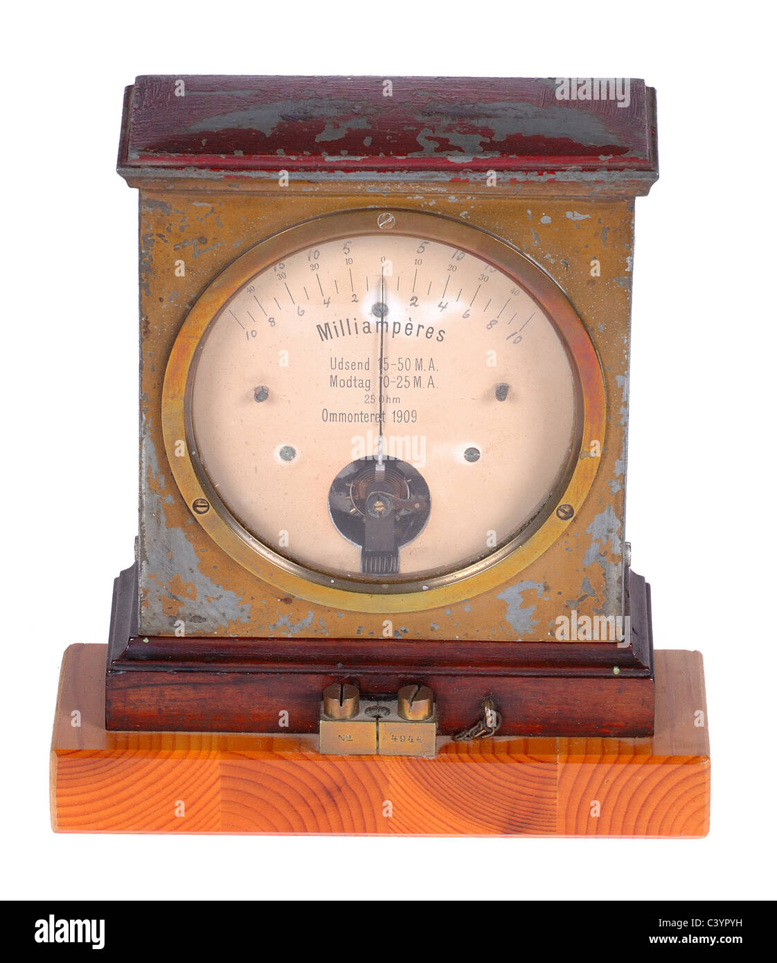 Vecchio amperometro dal 1909. Prese a pulire lo sfondo bianco. Foto Stock