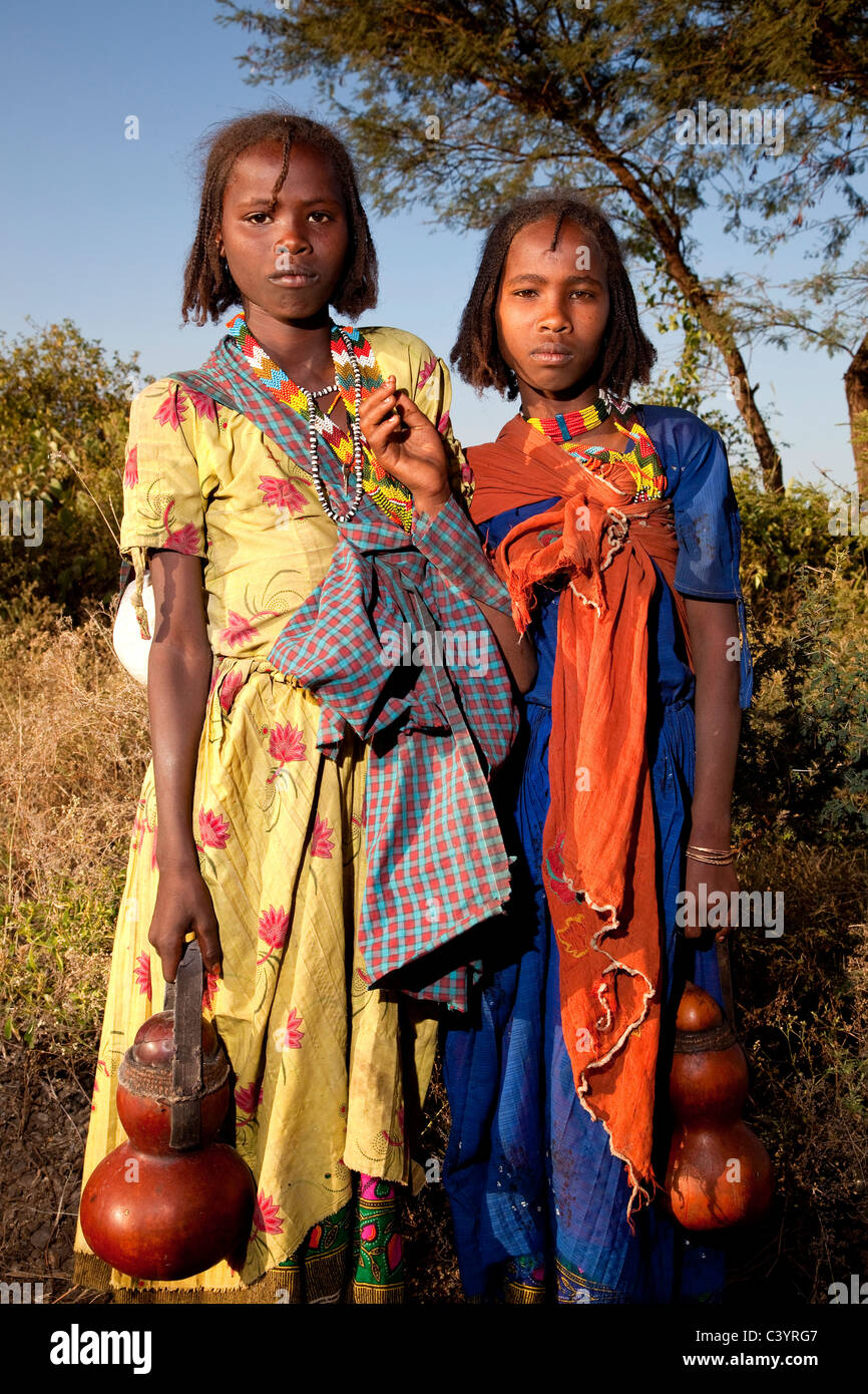 Ragazze Oromo vicino a galla, Etiopia, Africa Foto Stock