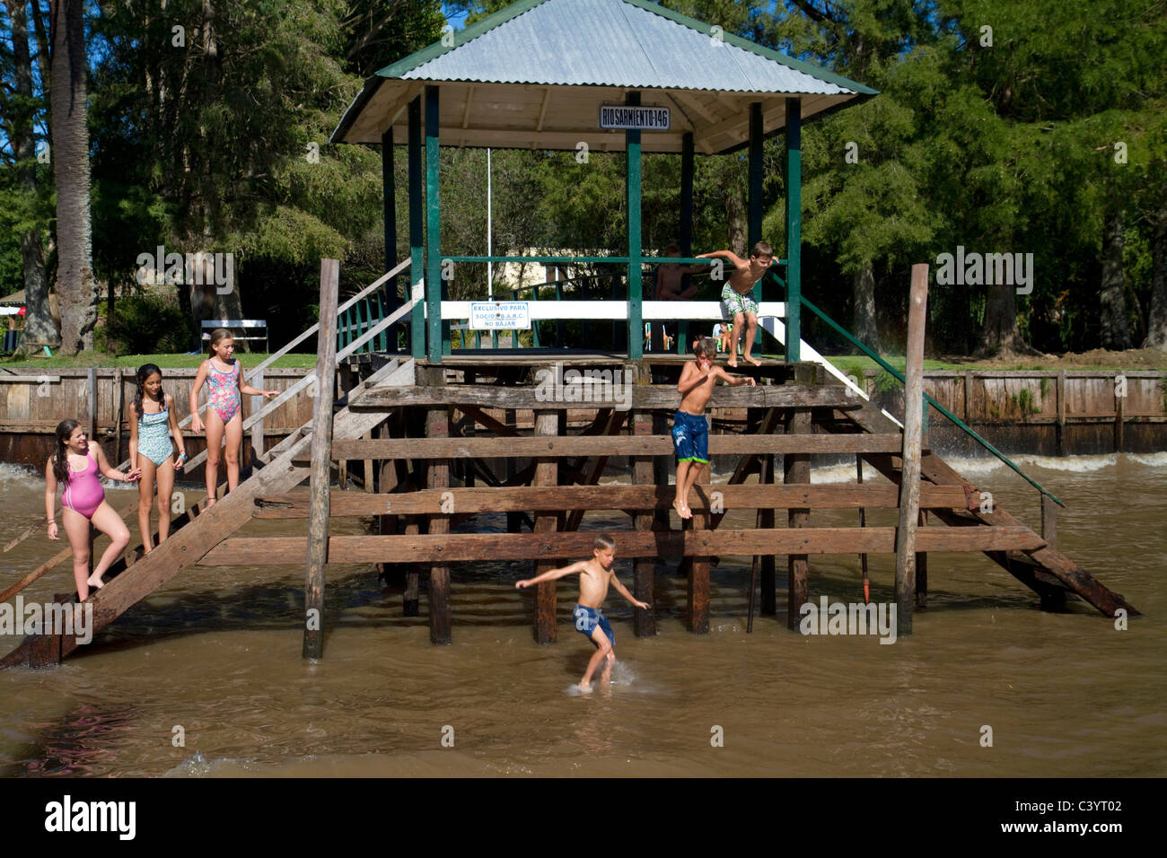 Bambini il salto in Parana Delta a Tigre, Argentina. Foto Stock