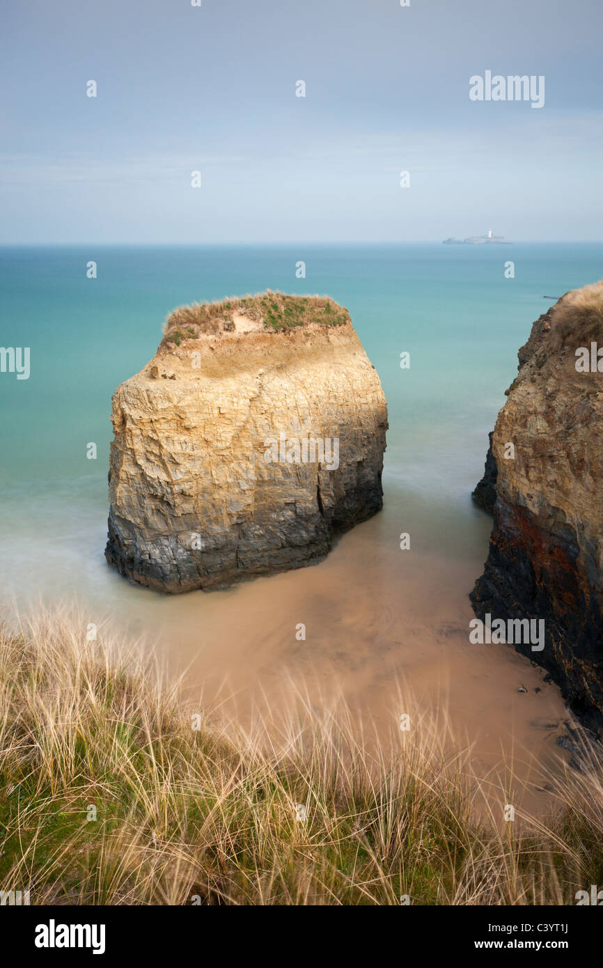 Stack di roccia sulla spiaggia sabbiosa a Gwithian Towans, Cornwall, Inghilterra. Molla (Marzo) 2011. Foto Stock