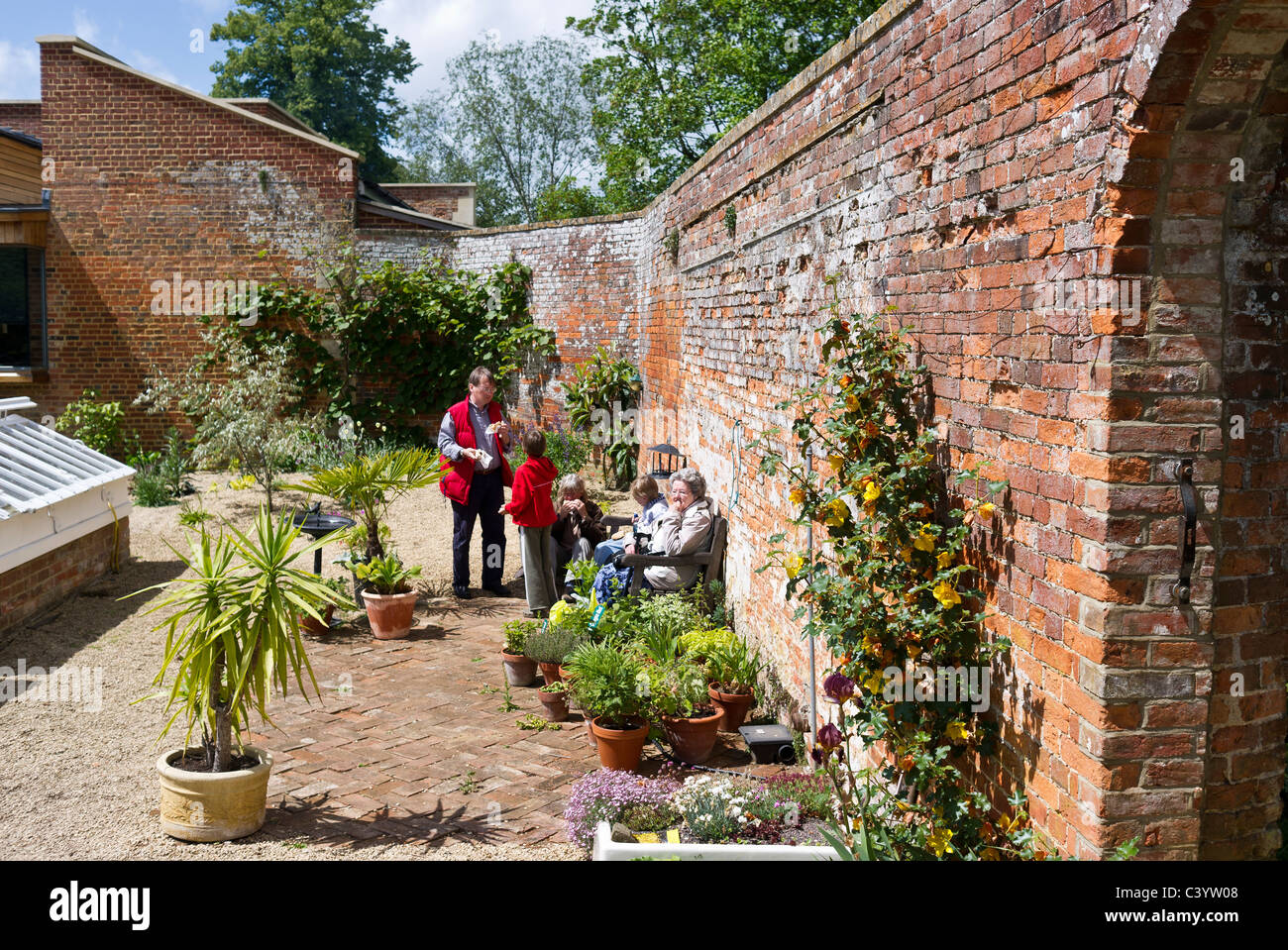 I visitatori nel vecchio giardino murato a casa Rowdeford WILTSHIRE REGNO UNITO per evento di beneficenza Foto Stock