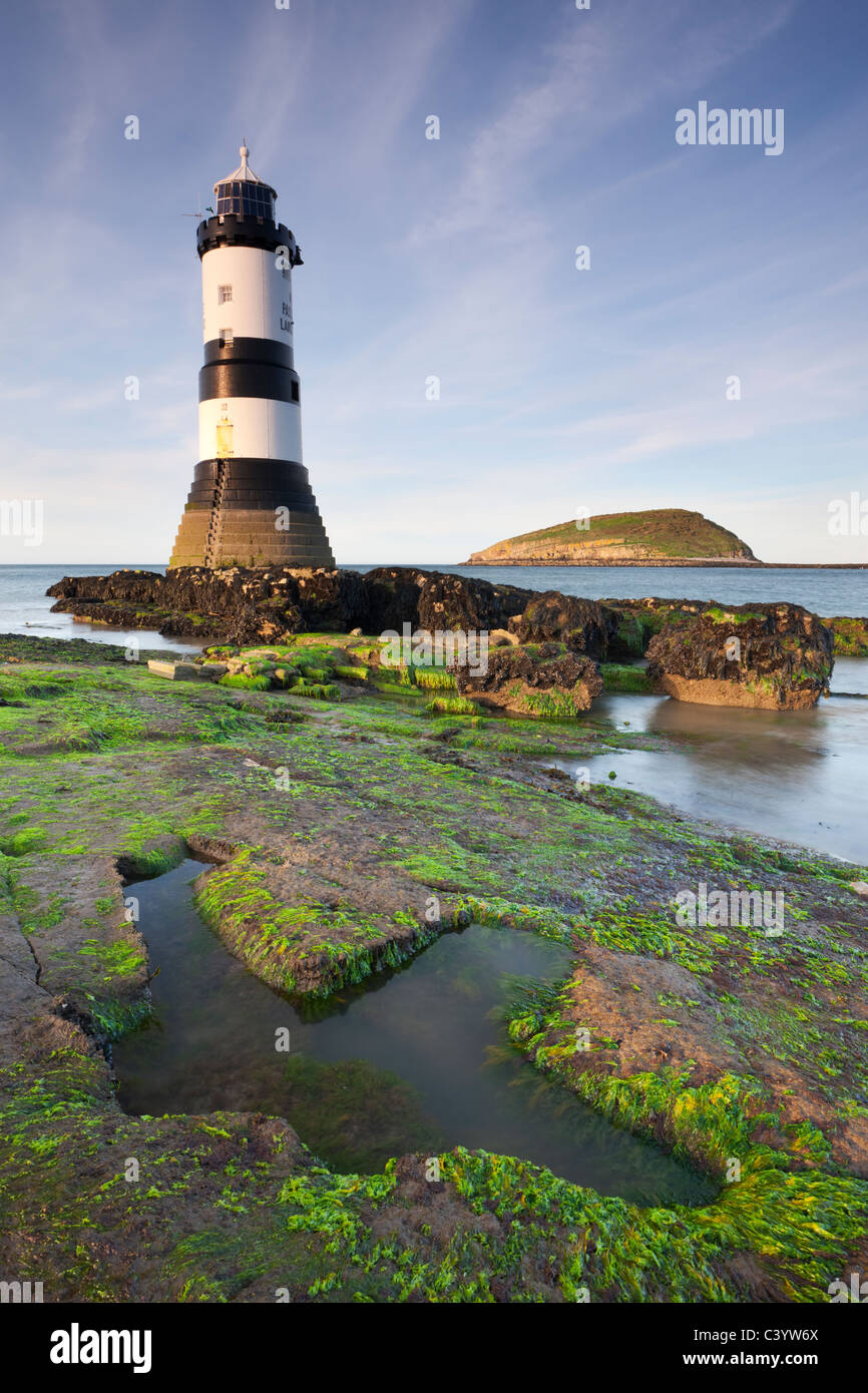 Penmon Point lighthouse e Puffin Island sulla costa est di Anglesey, Galles del Nord, Regno Unito. Molla (aprile 2011). Foto Stock