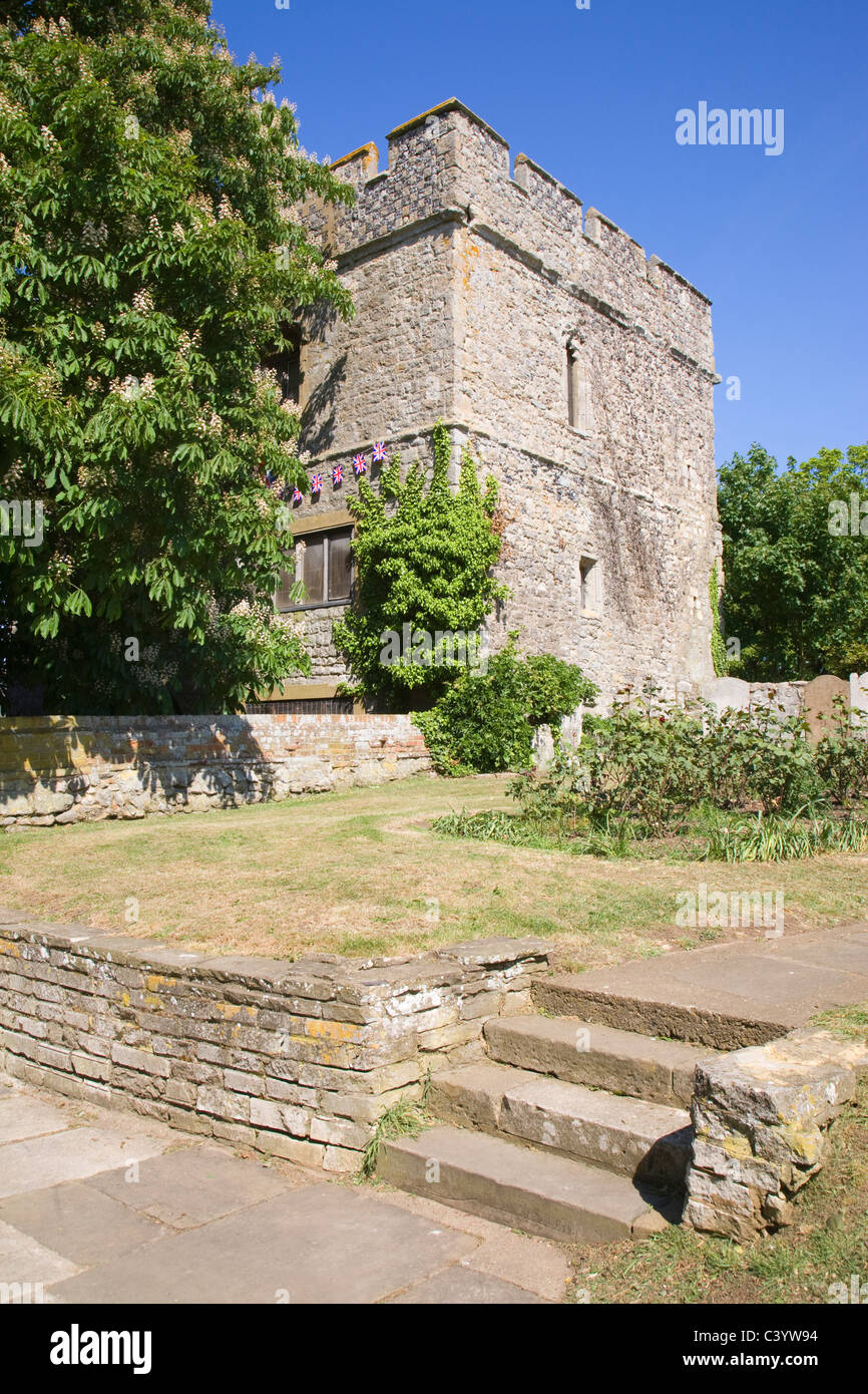 L'antica Gatehouse of Minster Abbey, Isle of Sheppey, Kent, Inghilterra. Foto Stock