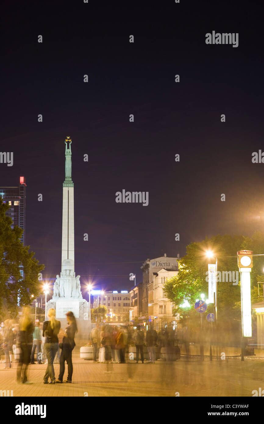 Kalku Street con il monumento alla libertà, la Statua della Libertà, Brivibas piemineklis di notte. Riga, Lettonia Foto Stock